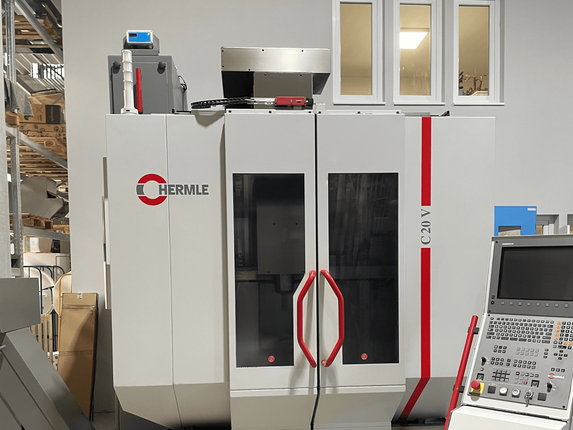 Chermle C20 V CNC makinesi, önden görünüm, kontrol paneli ve kırmızı tutamaklar; büyük cam kapılı endüstriyel tasarım.