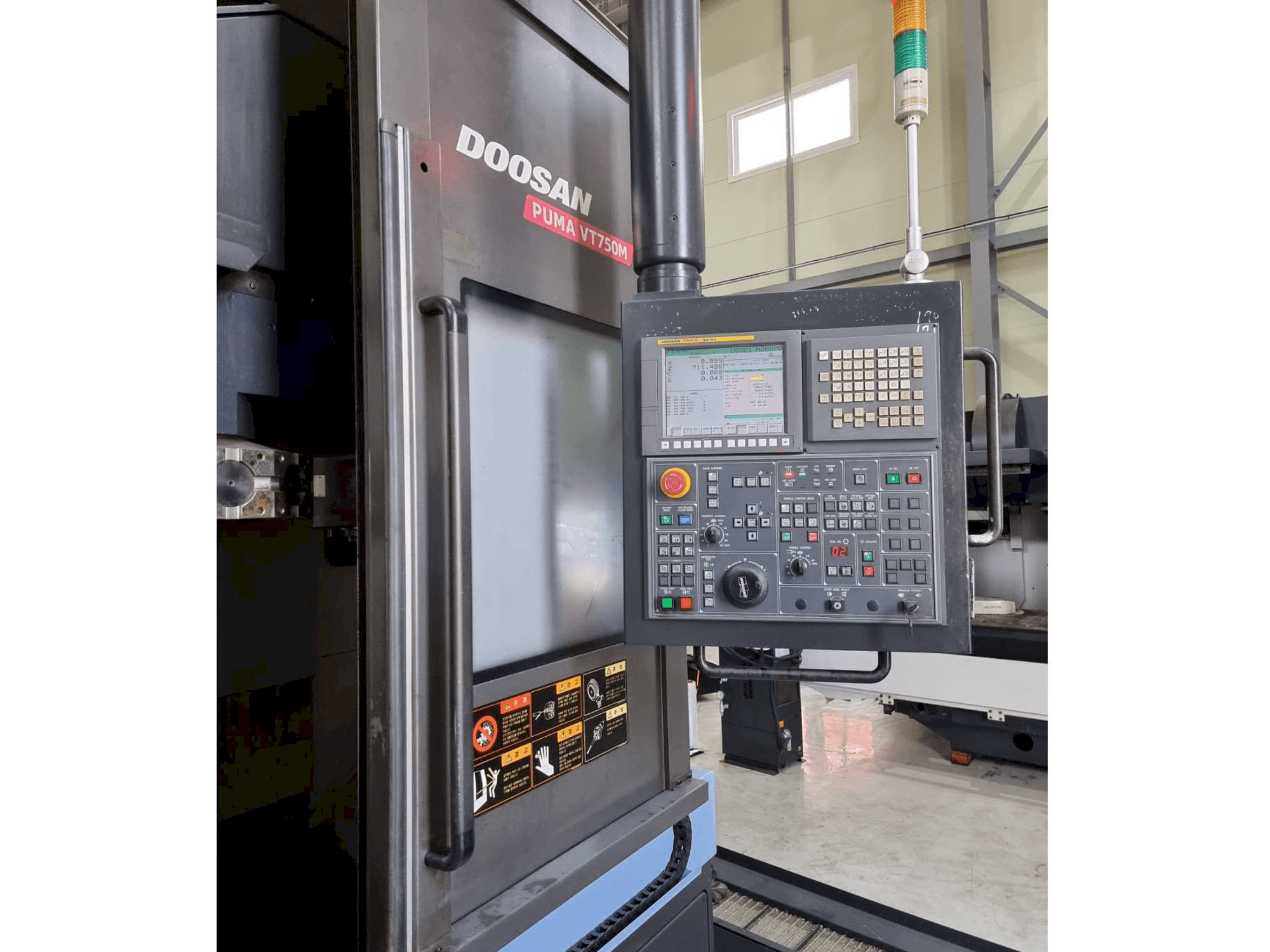 Makine Doosan Puma VT750M - Sol taraftaki görüntü