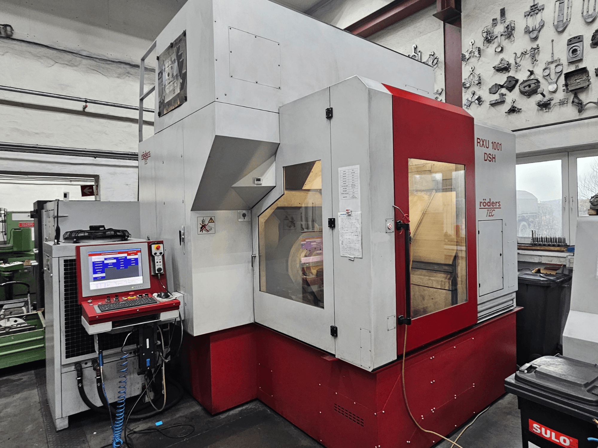 RÖDERS RXU 1001 DSH dik işleme merkezi, atölye ortamında kontrol paneli ve makine detaylarını gösteren önden görünüm.