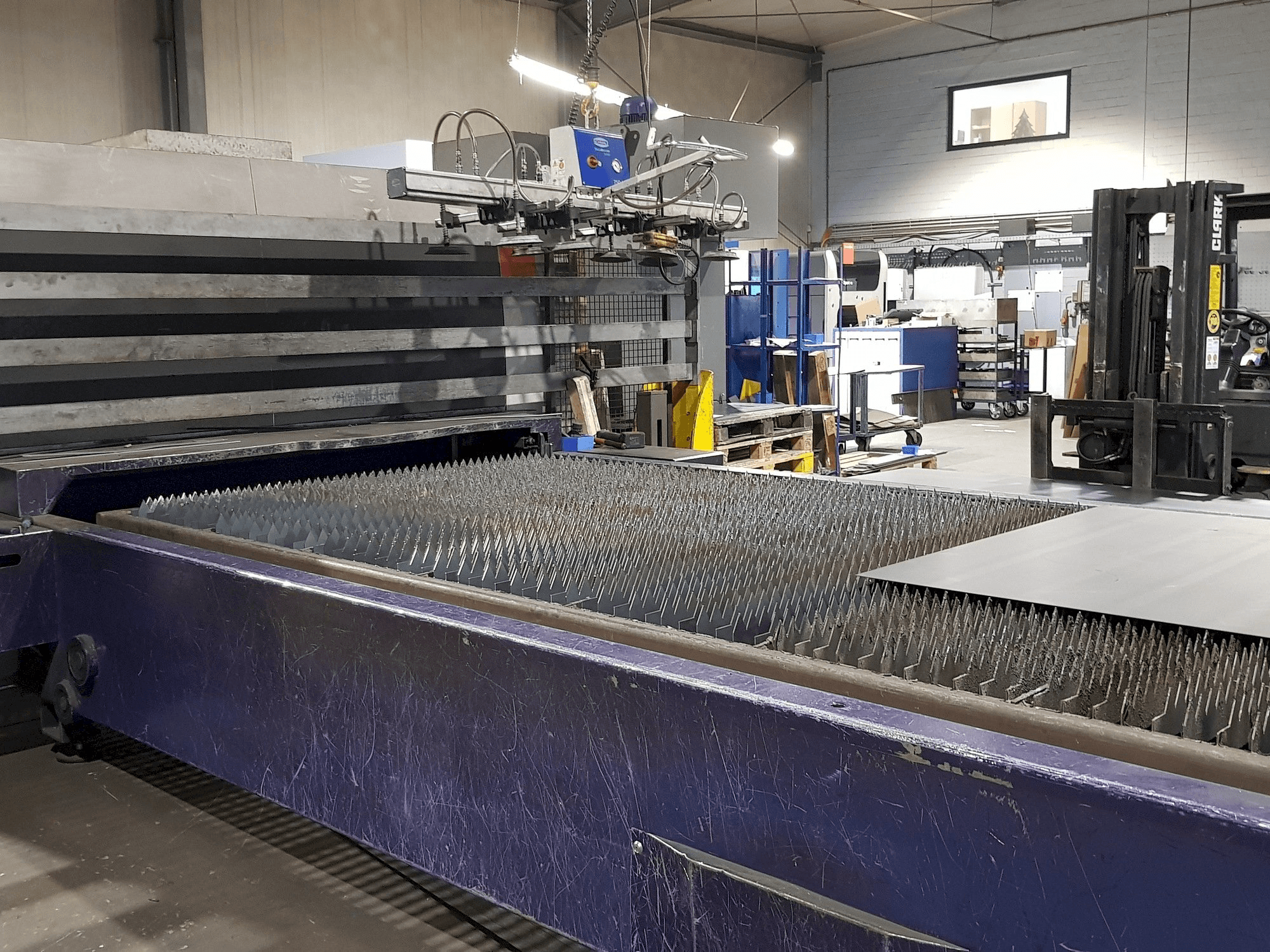 Makine Bystronic Fiber 4000x2000 - Önden görünüm
