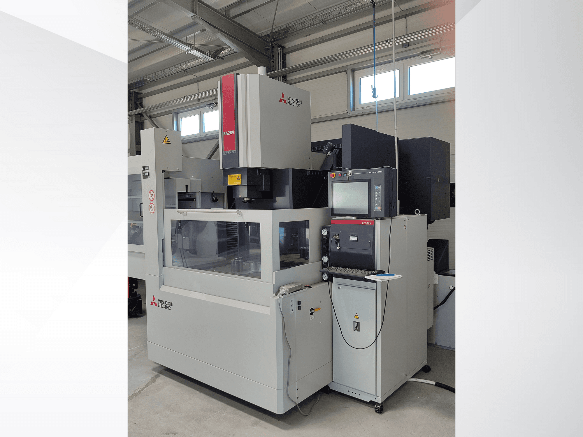 Mitsubishi Electric EA32V tel kesme EDM makinesinin yandan görünümü, kontrol paneli ve camdan görülebilen çalışma alanı.