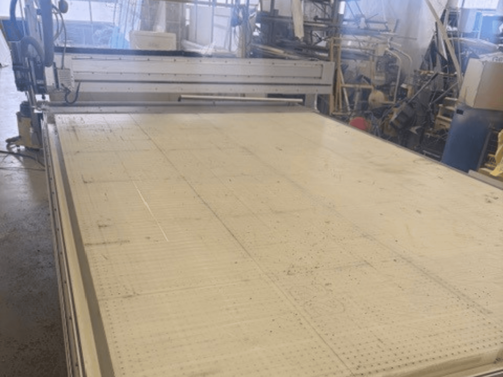 Çerçeve ve kılavuz rayı gösteren düz yüzeyli büyük kesme makinesi; atölye ortamında bir açıdan görüntülenmiştir.