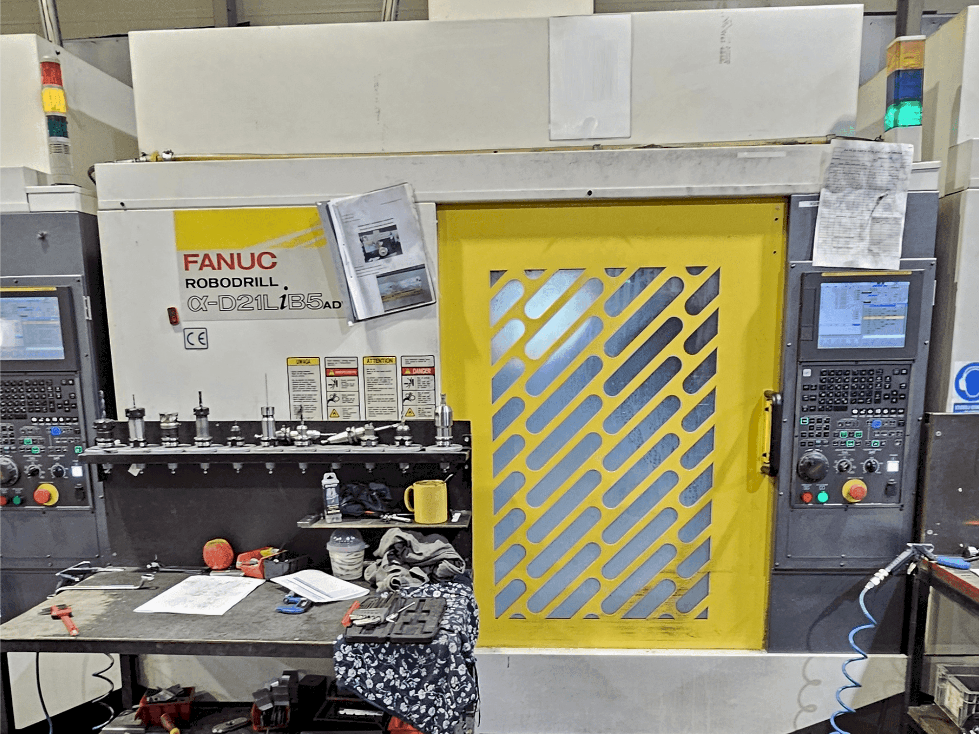Makine FANUC Robodrill α-D21L iB 5 ADV - Önden görünüm