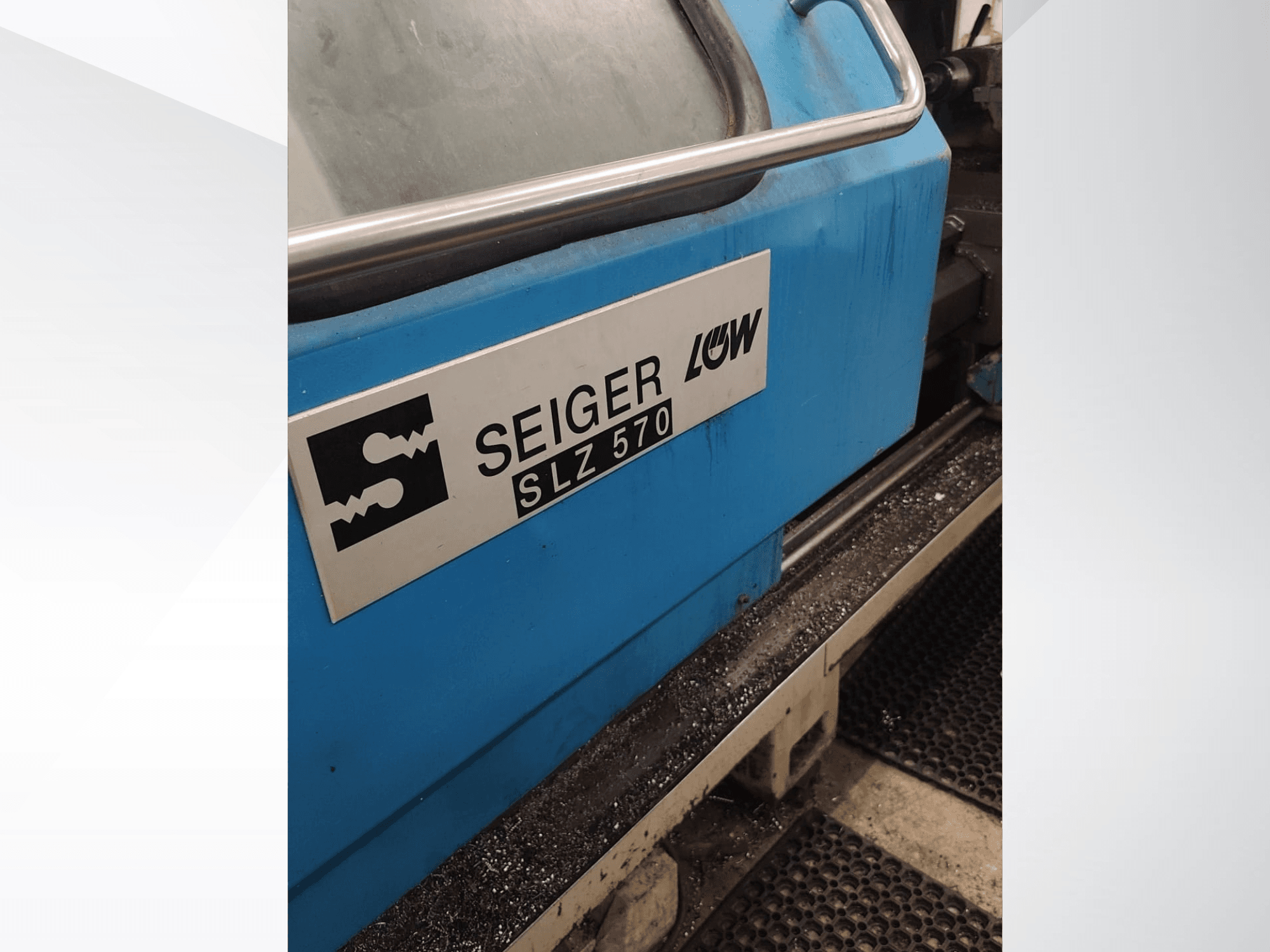 Mavi gövde ve logoya sahip SEIGER SLZ570 torna tezgahının, çalışma kontrol özelliklerini gösteren yakın plan yan görünümü.