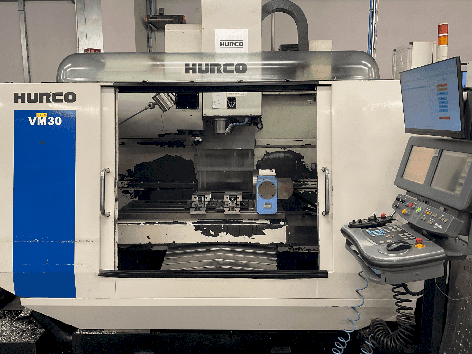 Makine Hurco VM 30 - Önden görünüm