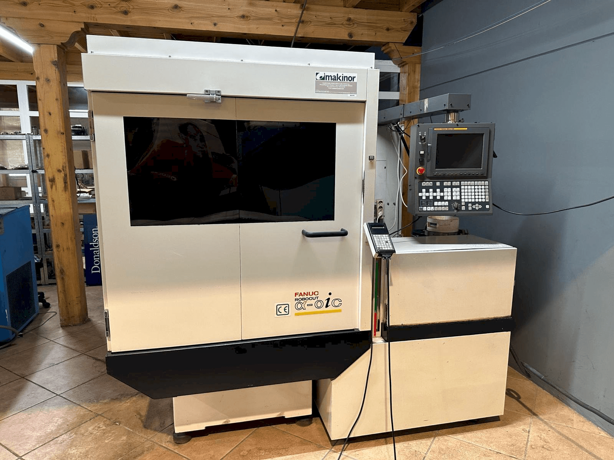 Makine FANUC Robocut Alpha-0iC - Önden görünüm