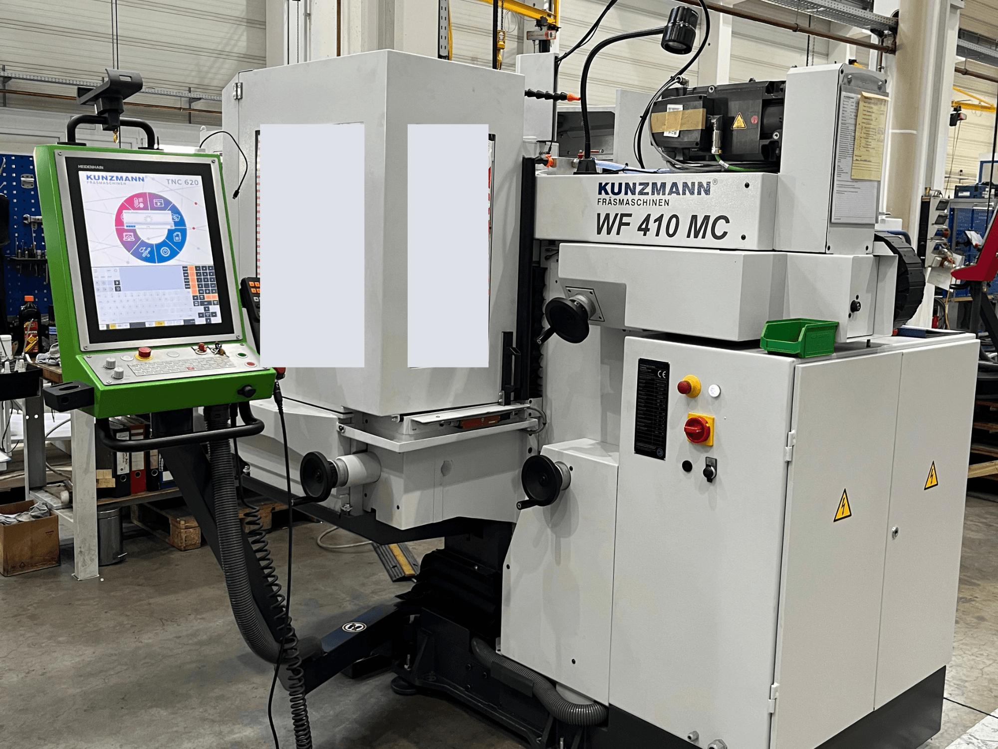 KUNZMANN WF 410 MC dikey işleme merkezi, kontrol paneli ve çalıştırma düğmelerinin görüldüğü önden görünüm.