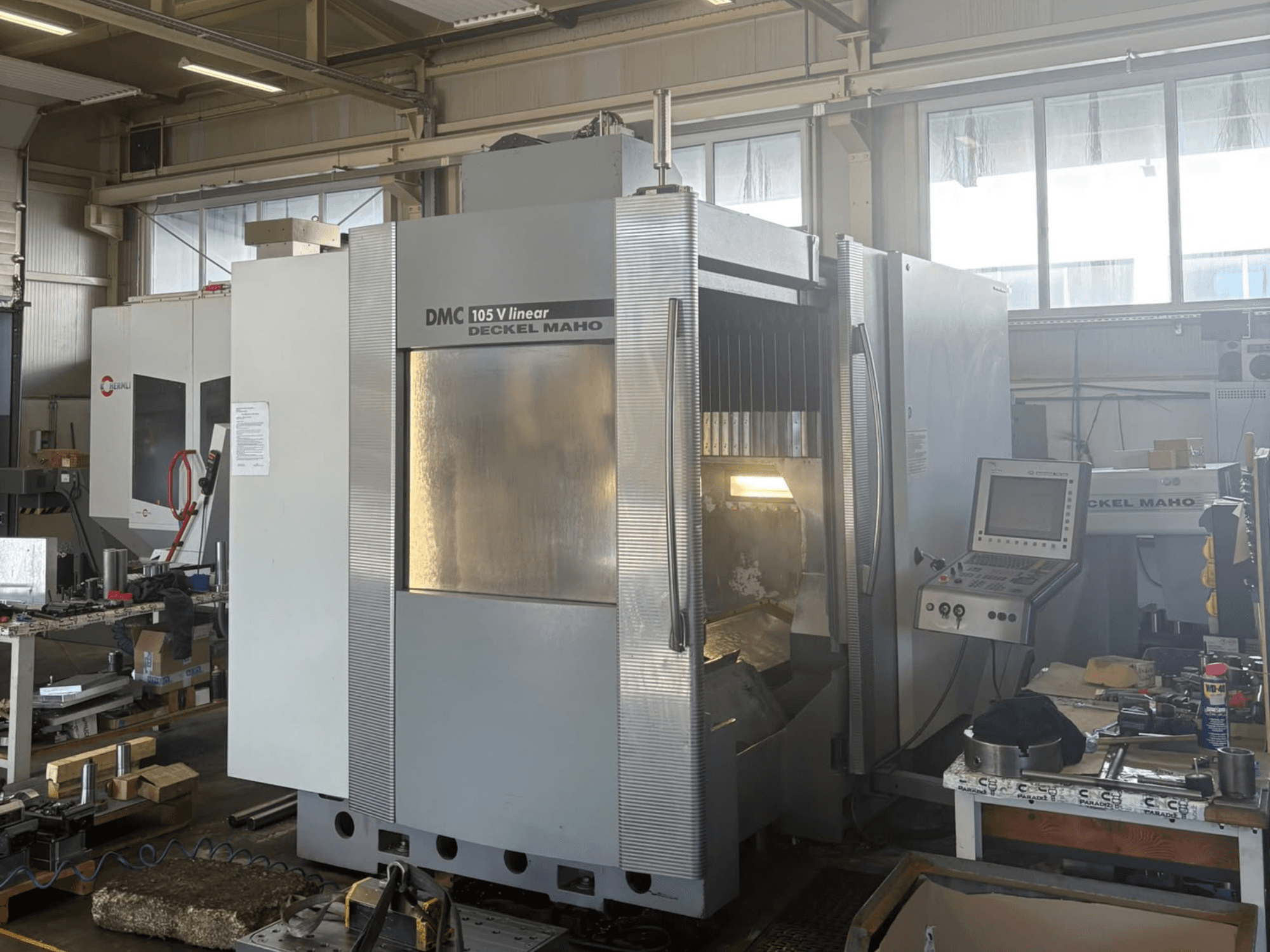 DMG DECKEL MAHO DMU 105 V Doğrusal dikey işleme merkezi; kontrol paneli ve çalışma alanını gösteren önden görünüm.