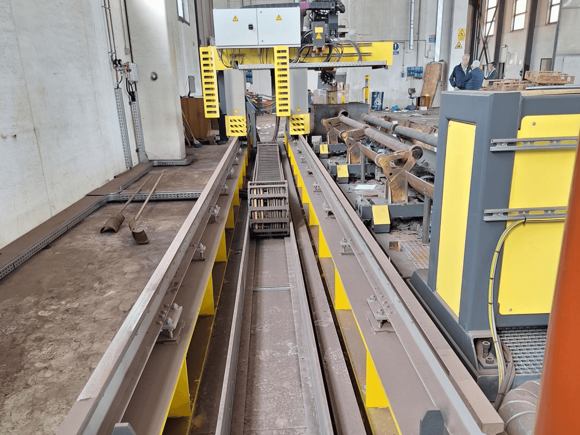 ESAB SUPRAREX 3100 SXE HD 1000 boru kesme makinesi önden görülüyor, paletler, kesme kafası ve sarı güvenlik özellikleri sergileniyor.