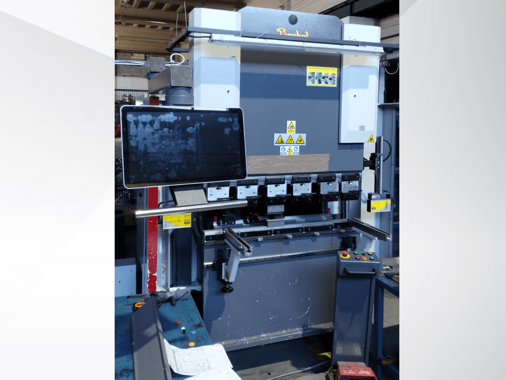Baykal APHS 125040 kant press, önden görünüm; kontrol paneli, ekran ve çalışma bileşenleri gösterilmektedir.