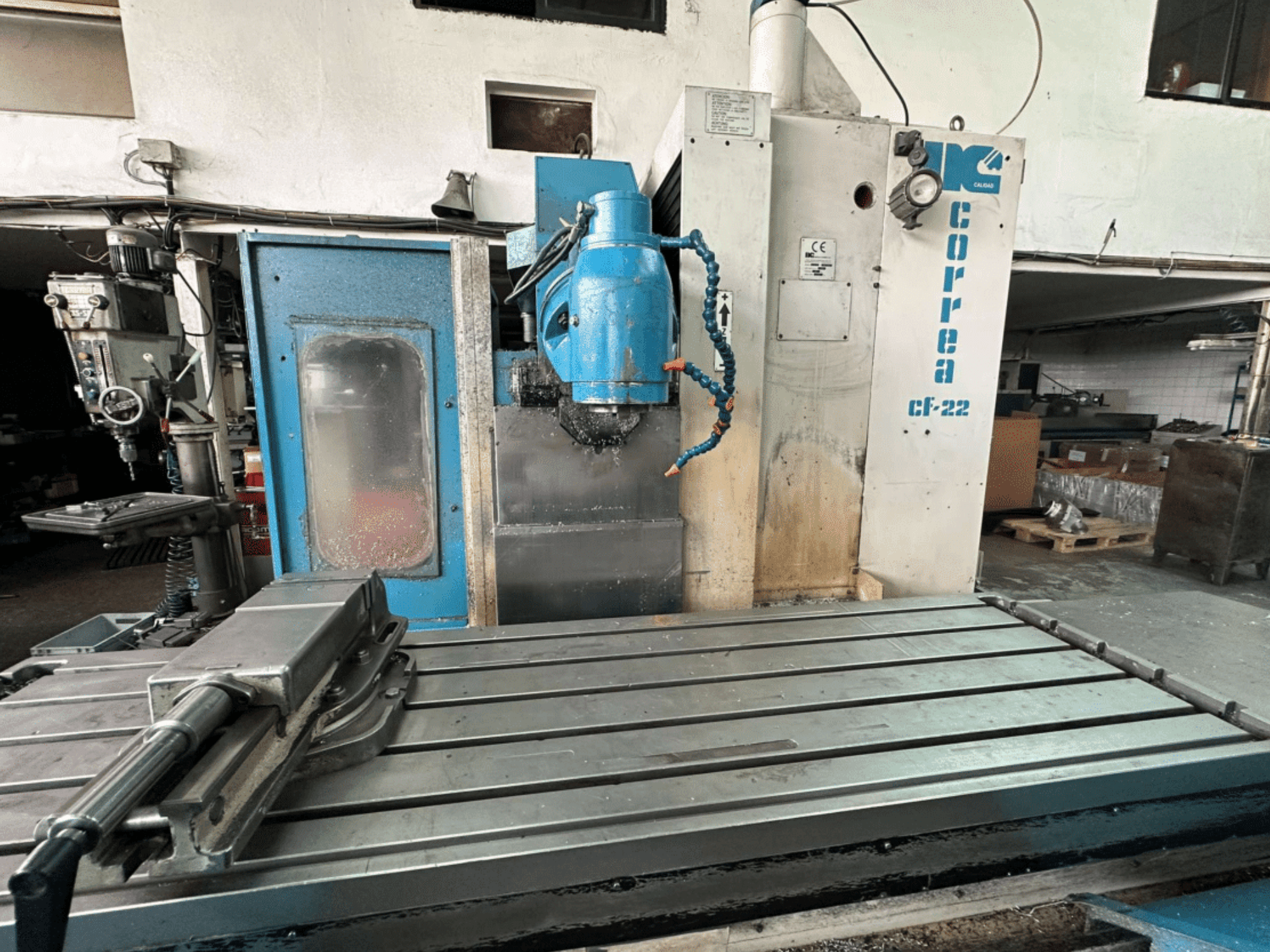 Correa CF-22 freze makinesi önden görünümlü, mavi ve gümüş tasarımlı, kayar tablalı ve kesme kafalıdır.