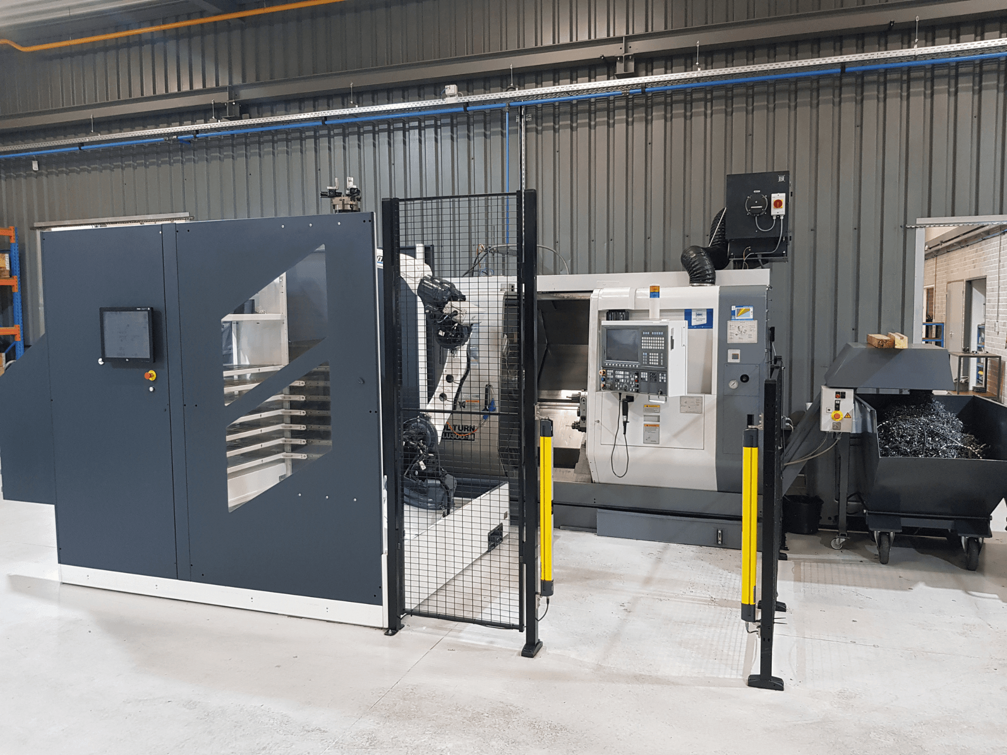 ALTURN otomatik torna ve CNC makinesi fabrika ortamında gösterilmiştir; kontrol paneli ve güvenlik çiti görünür şekilde önden görünüm.