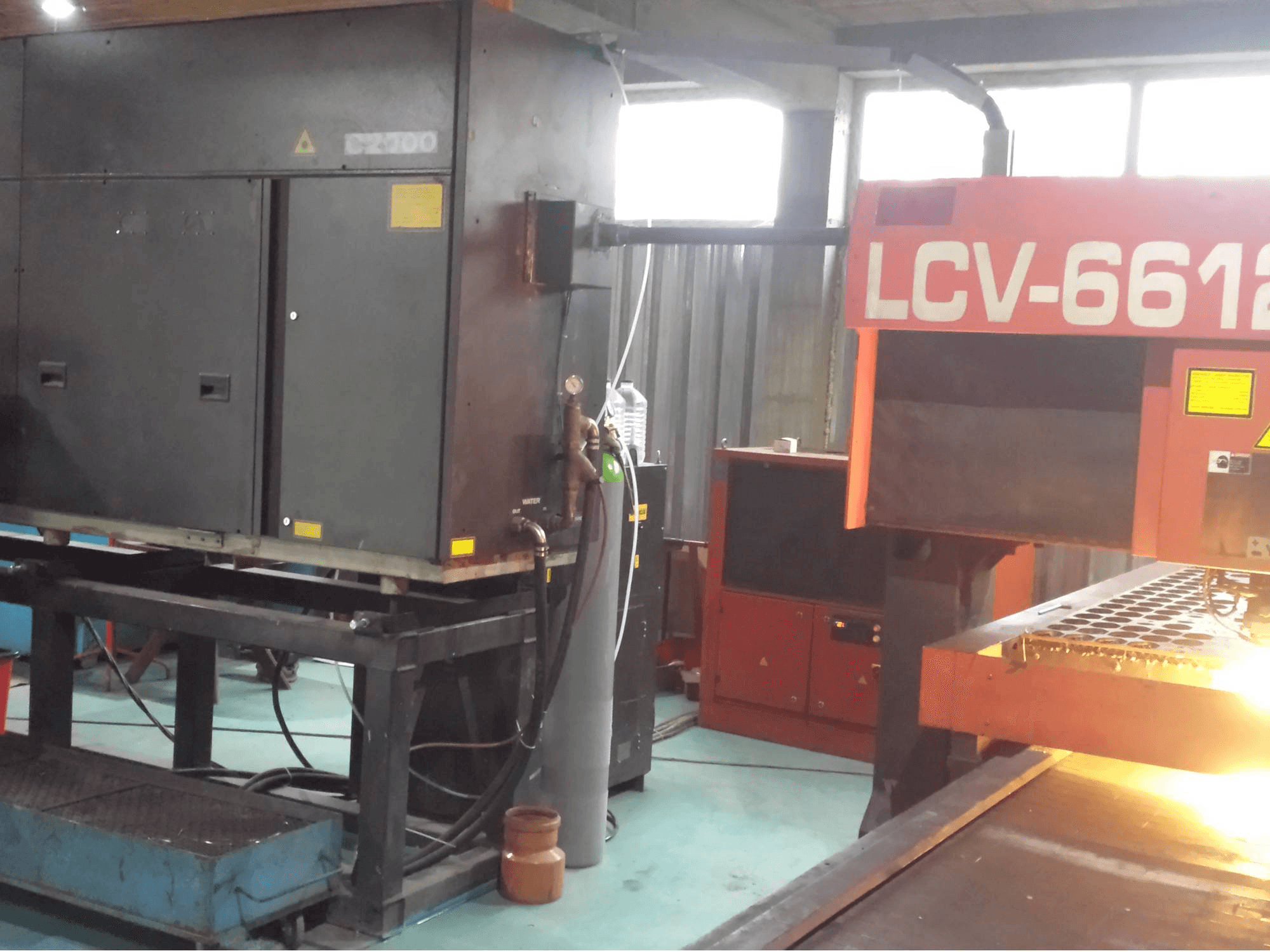 Makine AMADA LCV 6612 II - Önden görünüm