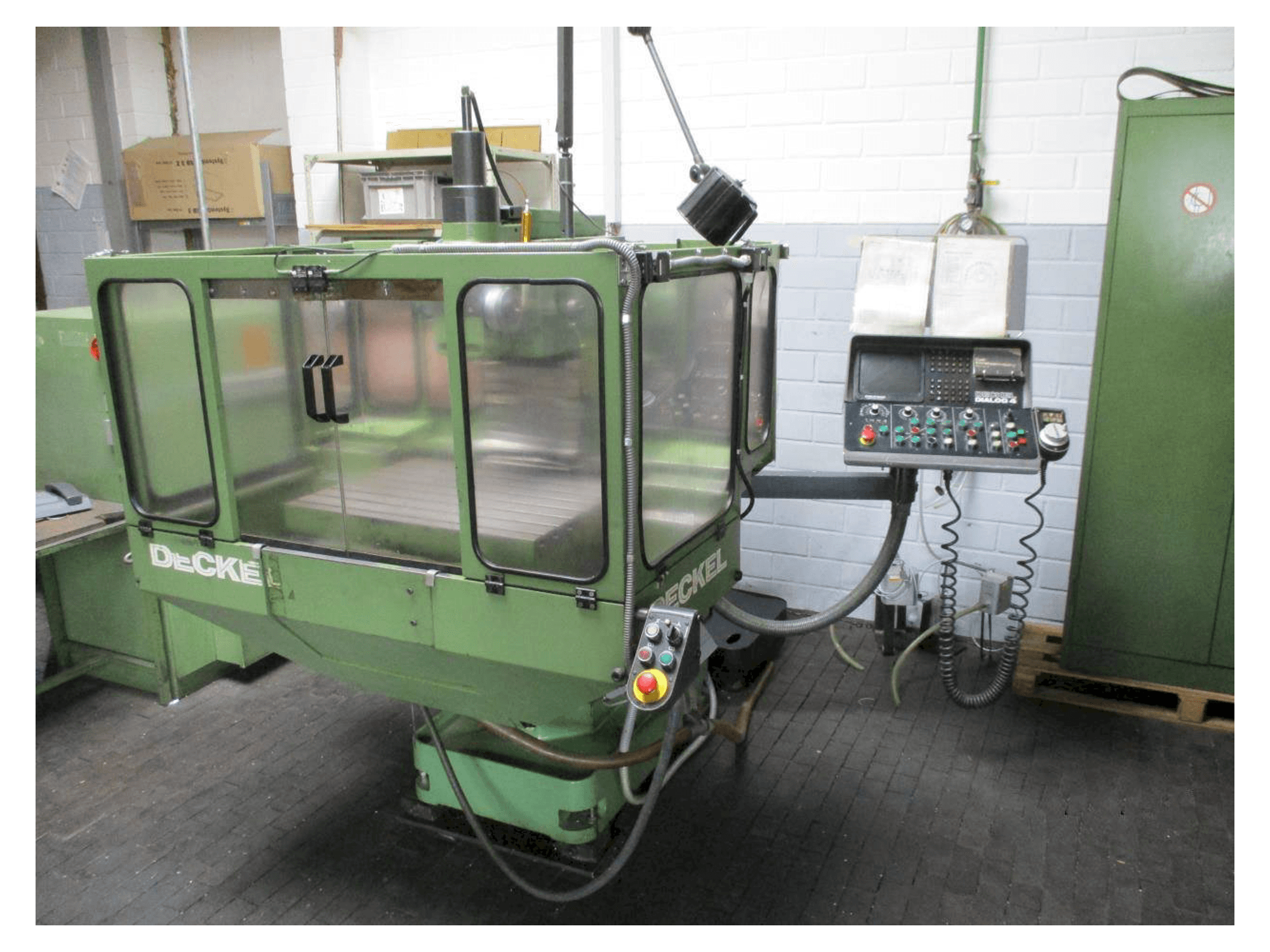 Makine DECKEL FP 3NC - Önden görünüm