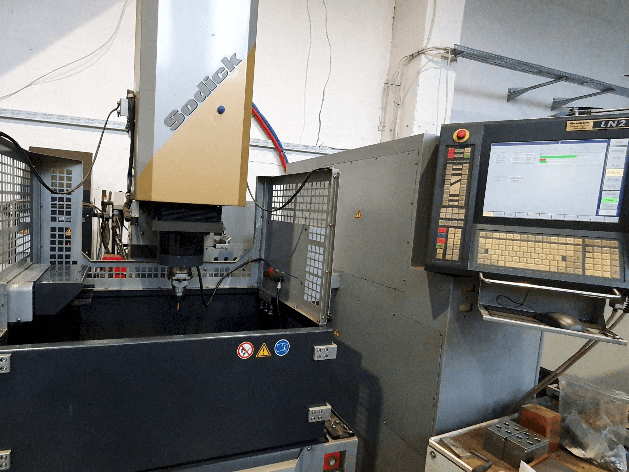 Makine Sodick AM3L (2005) - Önden görünüm