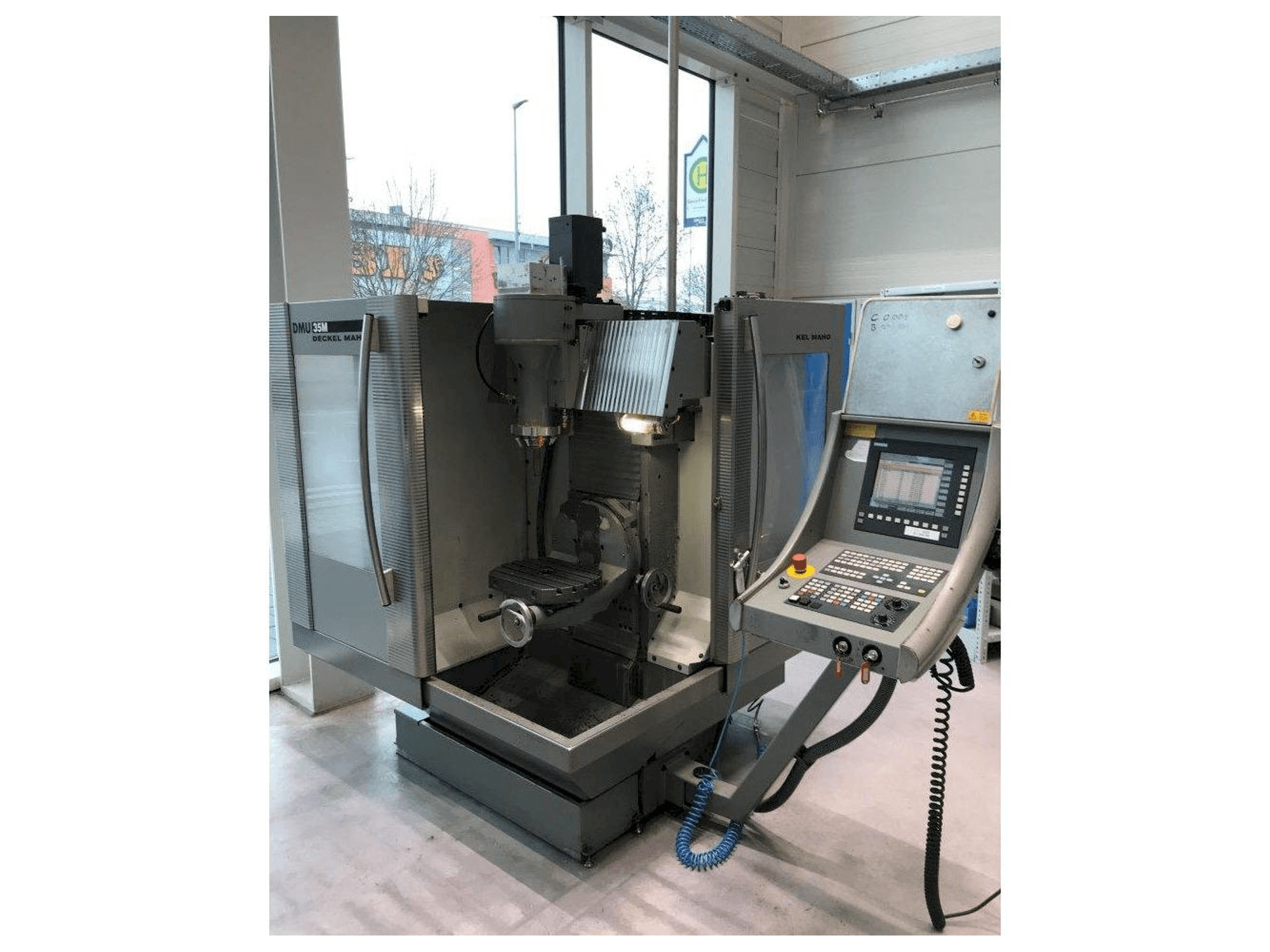 Makine DECKEL MAHO DMU 35 M - Önden görünüm