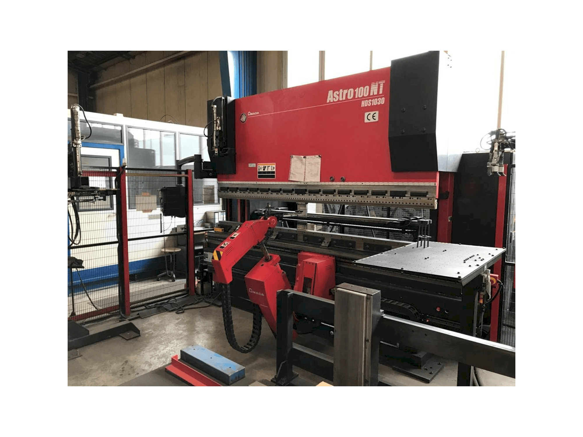 Makine AMADA Astra 100-NT HDS-1030NTR - Önden görünüm