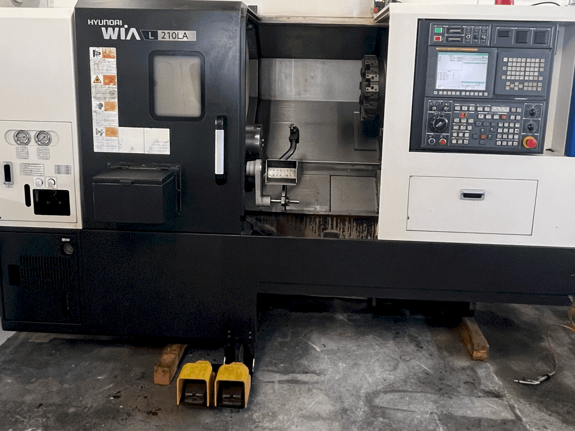 Makine HYUNDAI KIA L 210LA - Önden görünüm