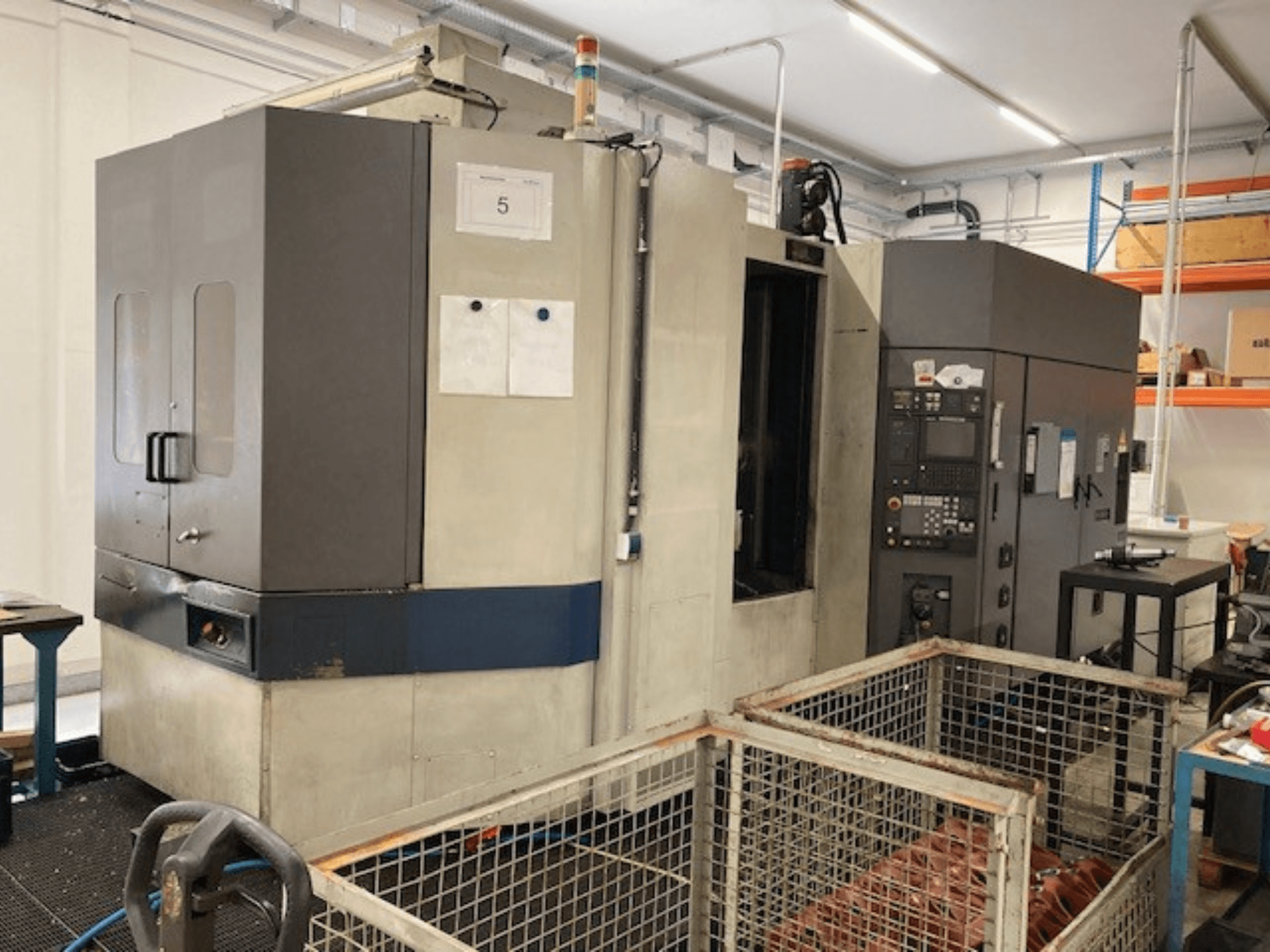 MORI SEIKI SH633 yatay işleme merkezi, önden görünüm, kontrol paneli ve güvenlik özellikleri.
