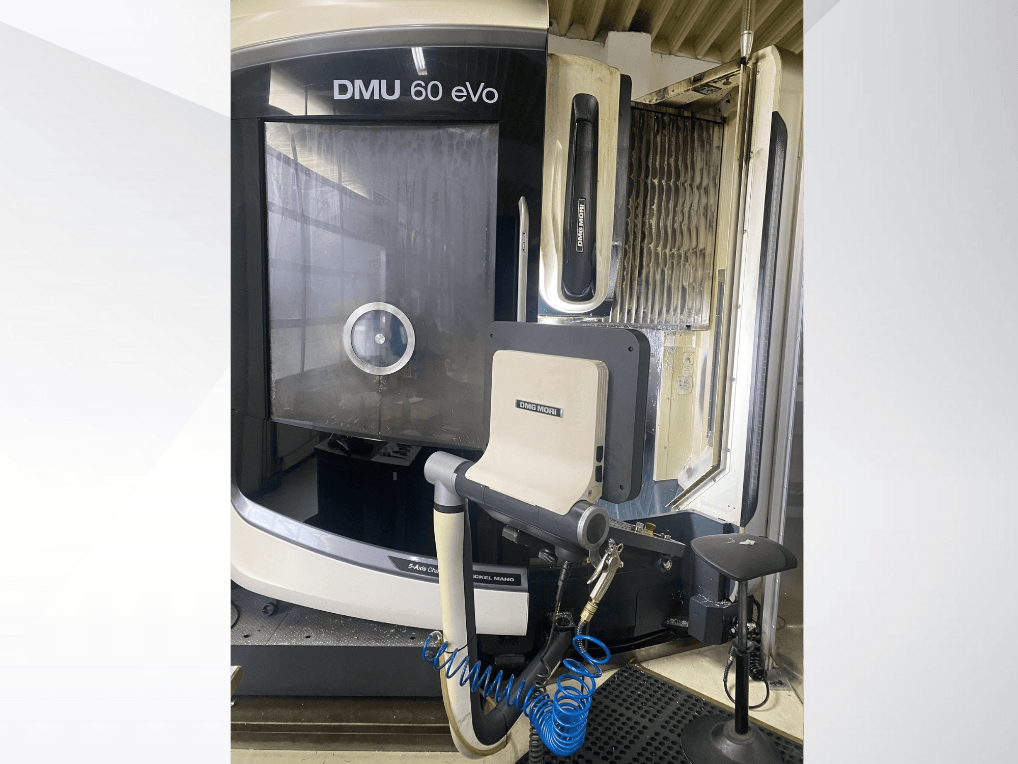 DMU 60 eVo CNC freze makinesi, önden görünüm, kontrol panelini ve takımları gösterir, hassas işleme için idealdir.