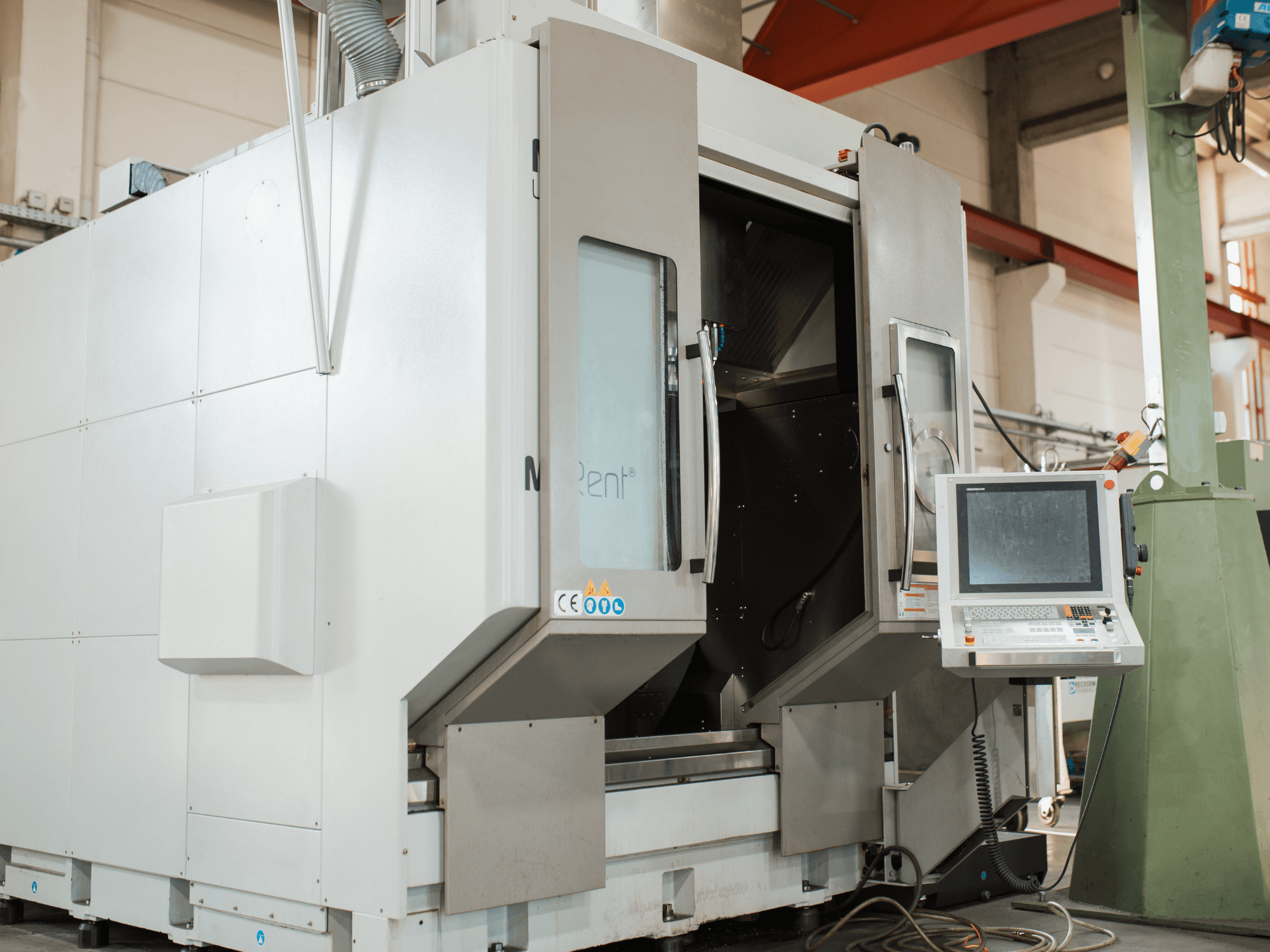 N Rent® CNC freze makinesi, önden görünüm, ekranlı bir kontrol paneli, açık kapılar ve endüstriyel ortama sahiptir.