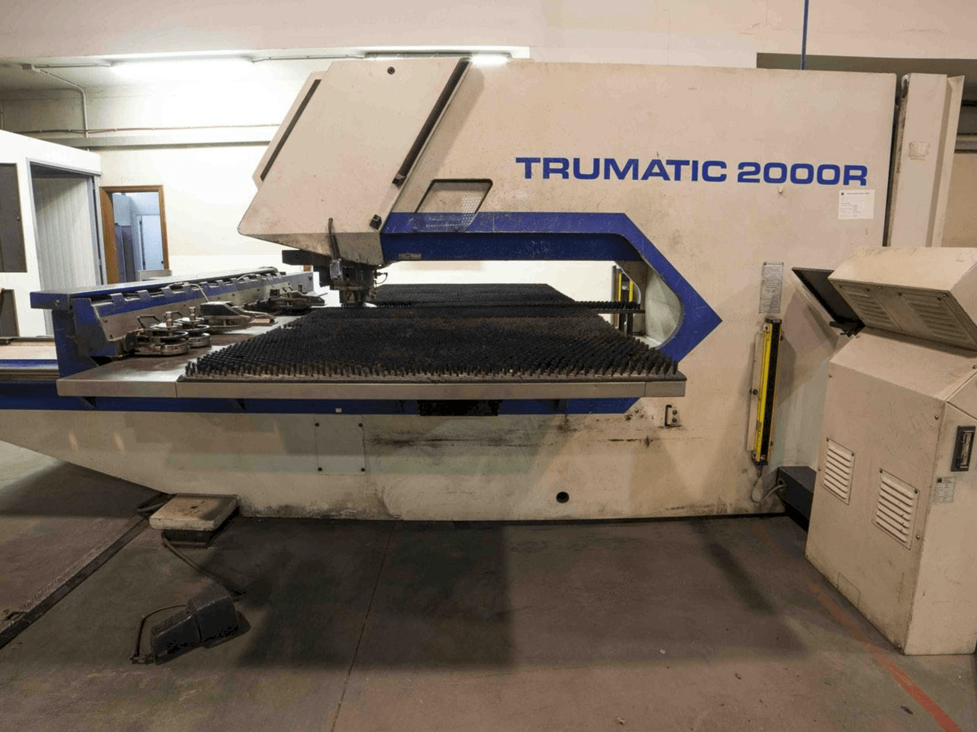Makine Trumpf Trumatic 2000R - Önden görünüm