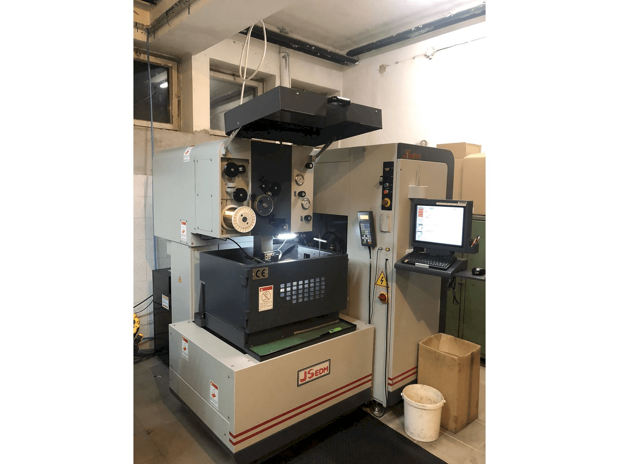 Makine JS EDM Wi-200s - Önden görünüm