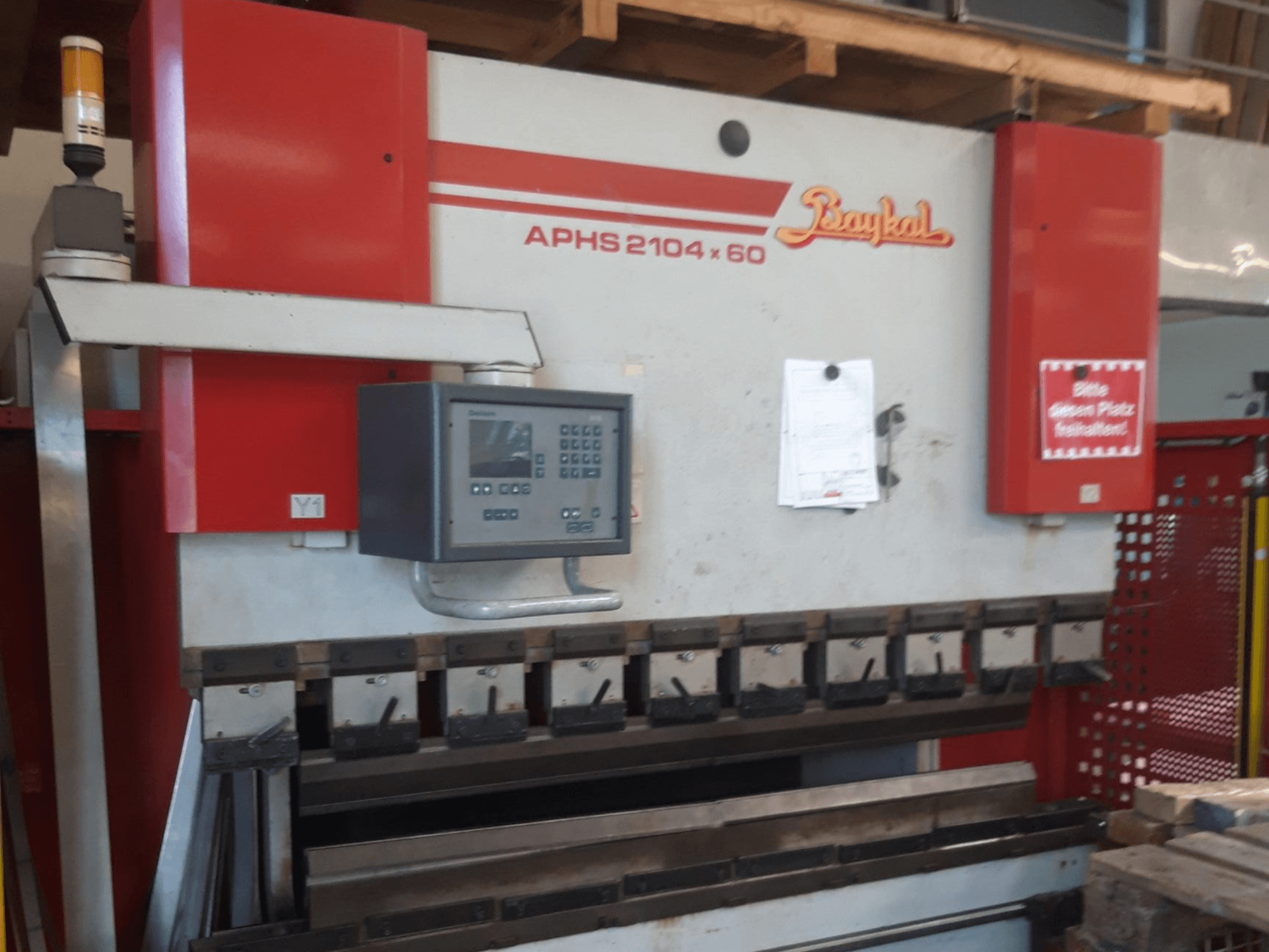 Baykal APHS 2104x60 kant pressinin önden görünümü; kontrol paneli ve bükme aletleri ile birlikte bir atölye ortamında yer almaktadır.