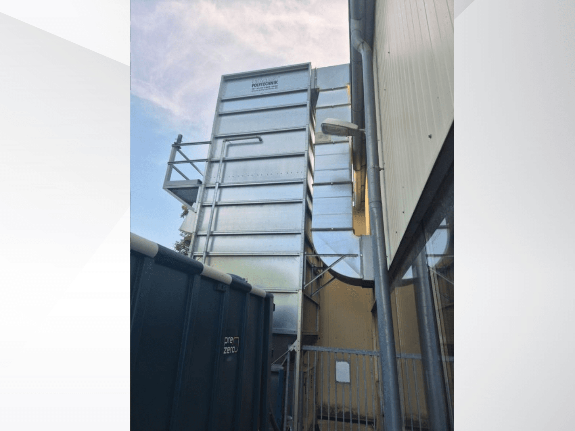 HOCKER'dan Polytechnick MultiStar JP5 BrikStar c-3 18, gökyüzüne karşı metalik yapıyı ve kanal sistemini gösteren yandan görünüm.