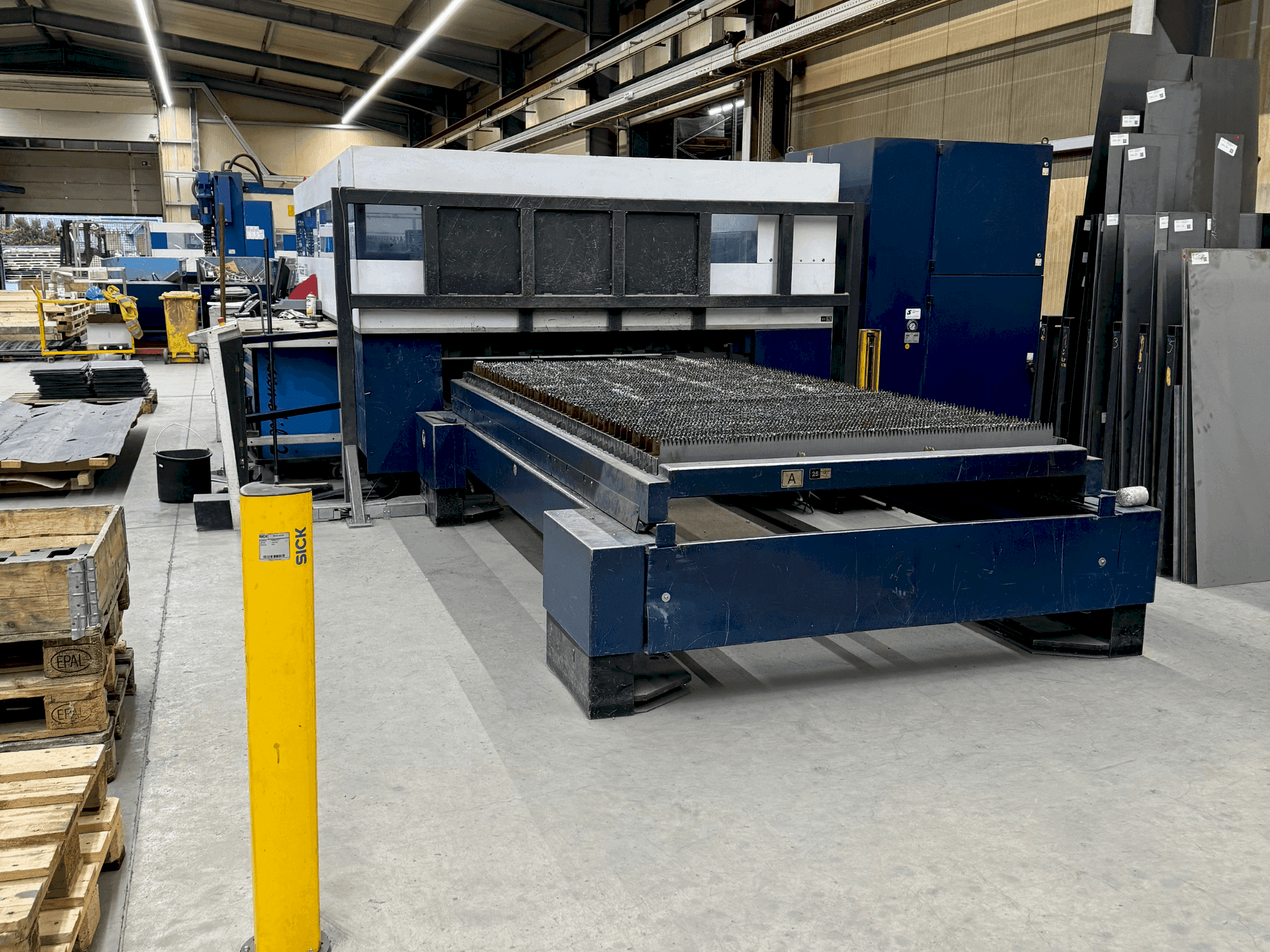 Makine TRUMPF TruLaser 3030 4kW (L20) - Önden görünüm