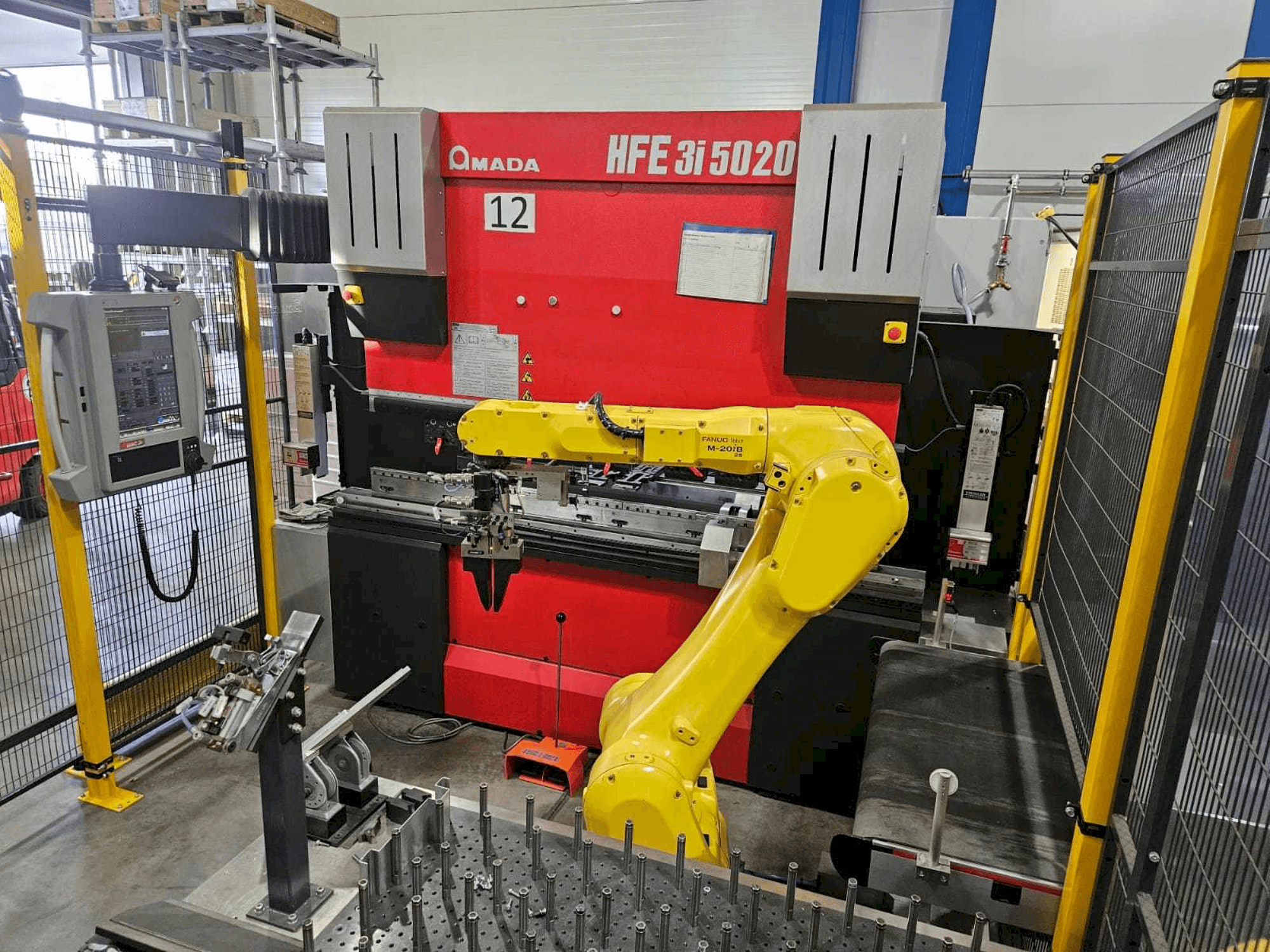 Makine AMADA HFE5020 3i + Robot - Önden görünüm