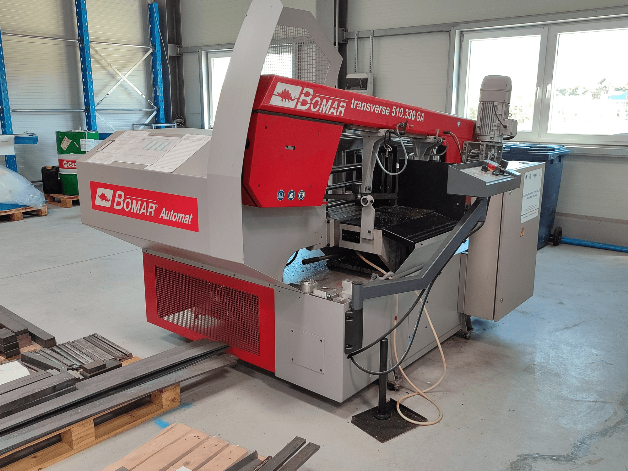 BOMAR Automat transvers 510.330 GA, kontrol paneli ve talaş toplayıcı ile metal kesme makinesinin yandan görünümü.