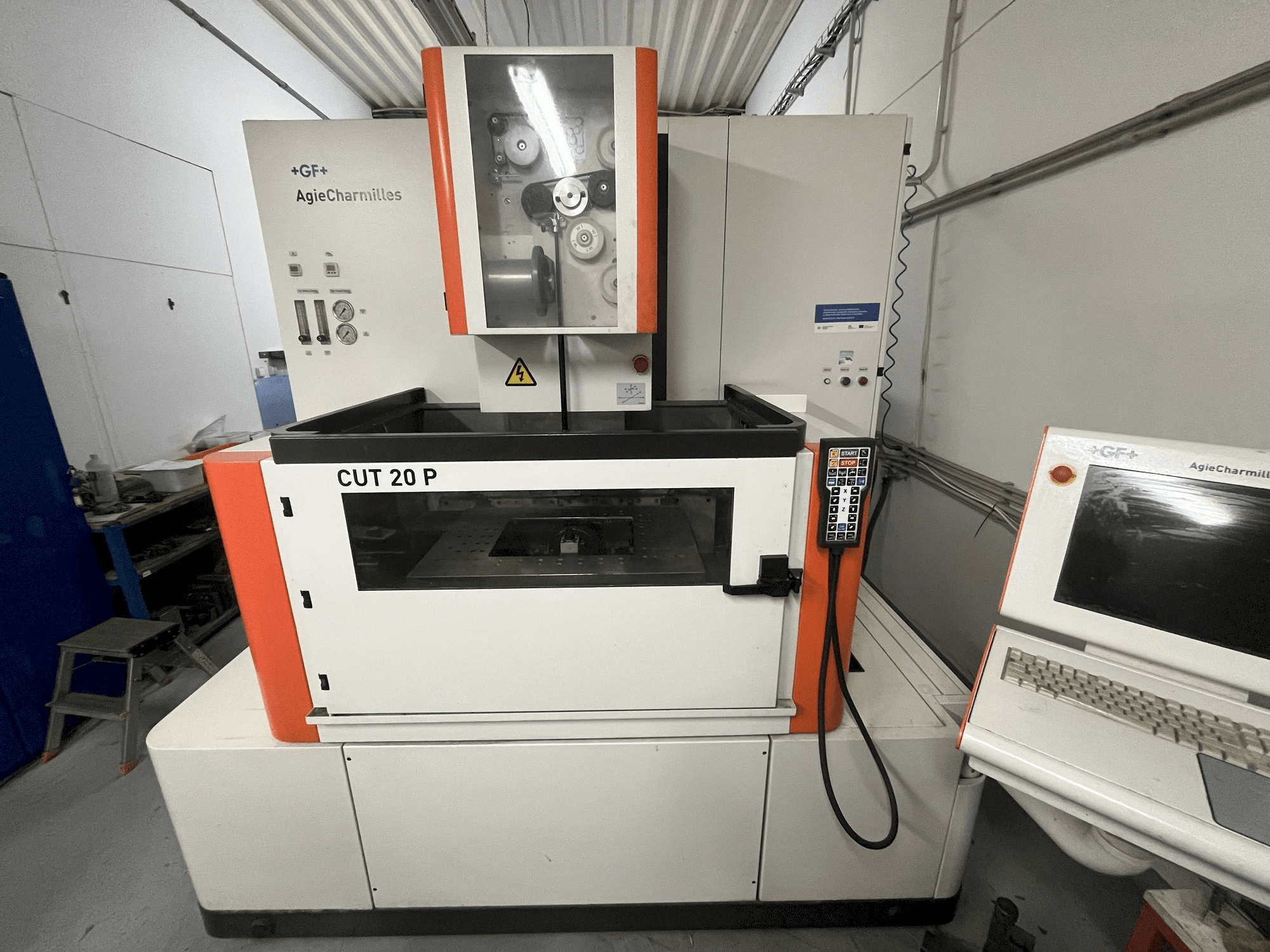 Makine AgieCharmilles CUT 20 P - Önden görünüm