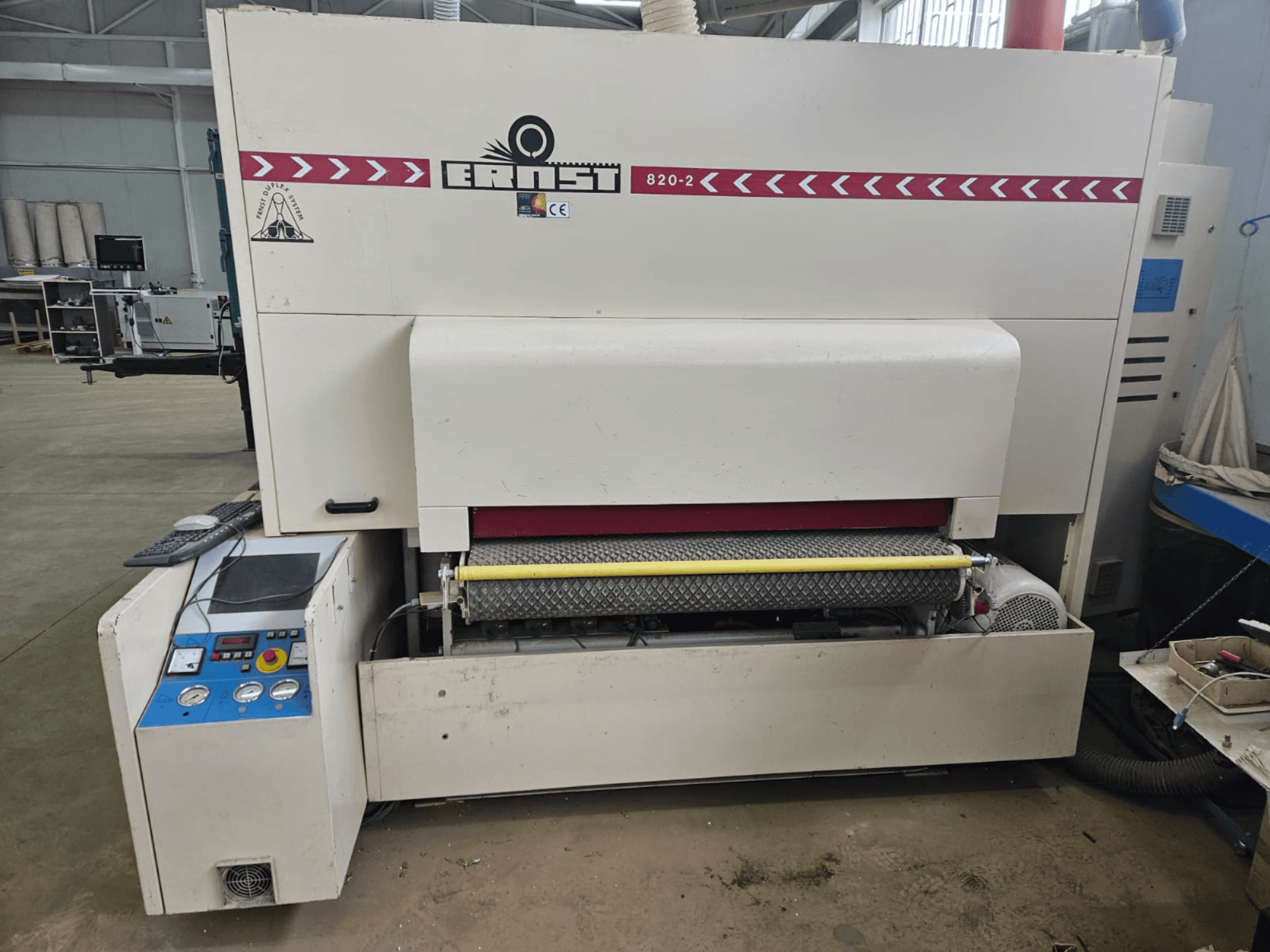 Ernst 820-2 ahşap işleme makinesi, önden görünüm, kontrol paneli ve besleme üzerindeki sarı silindir.