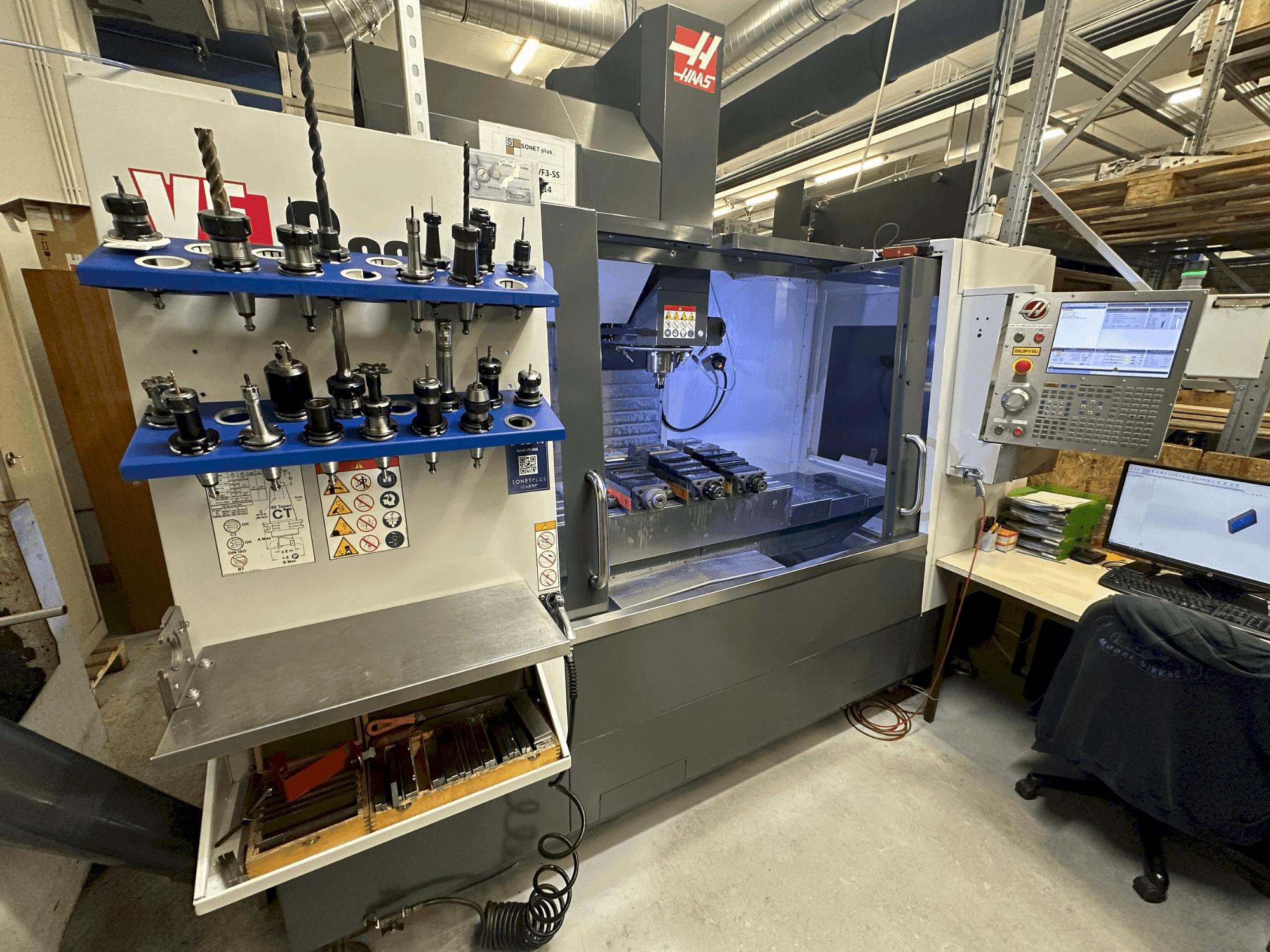 Makine HAAS VF-3SS - Önden görünüm