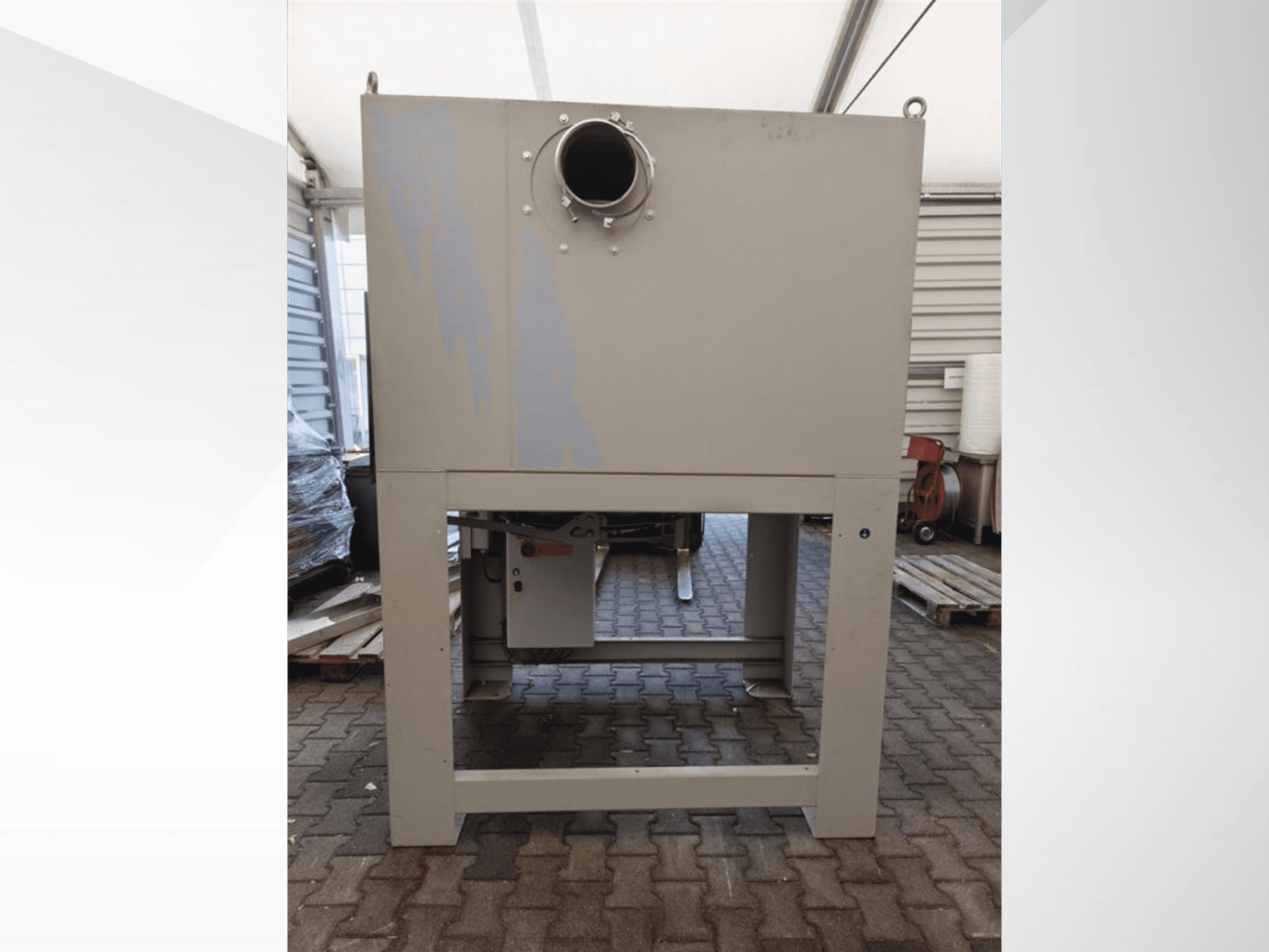 Önden görülen gri endüstriyel toz toplayıcı, geniş bir yuvarlak açıklığa sahiptir ve sağlam bir tabana monte edilmiştir.