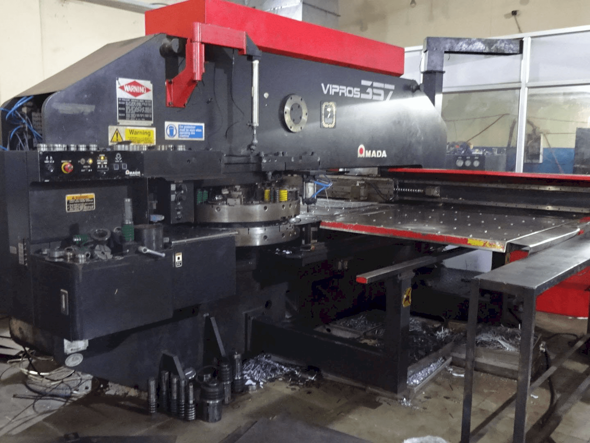 Makine AMADA - Sol görünüm Vipros 357