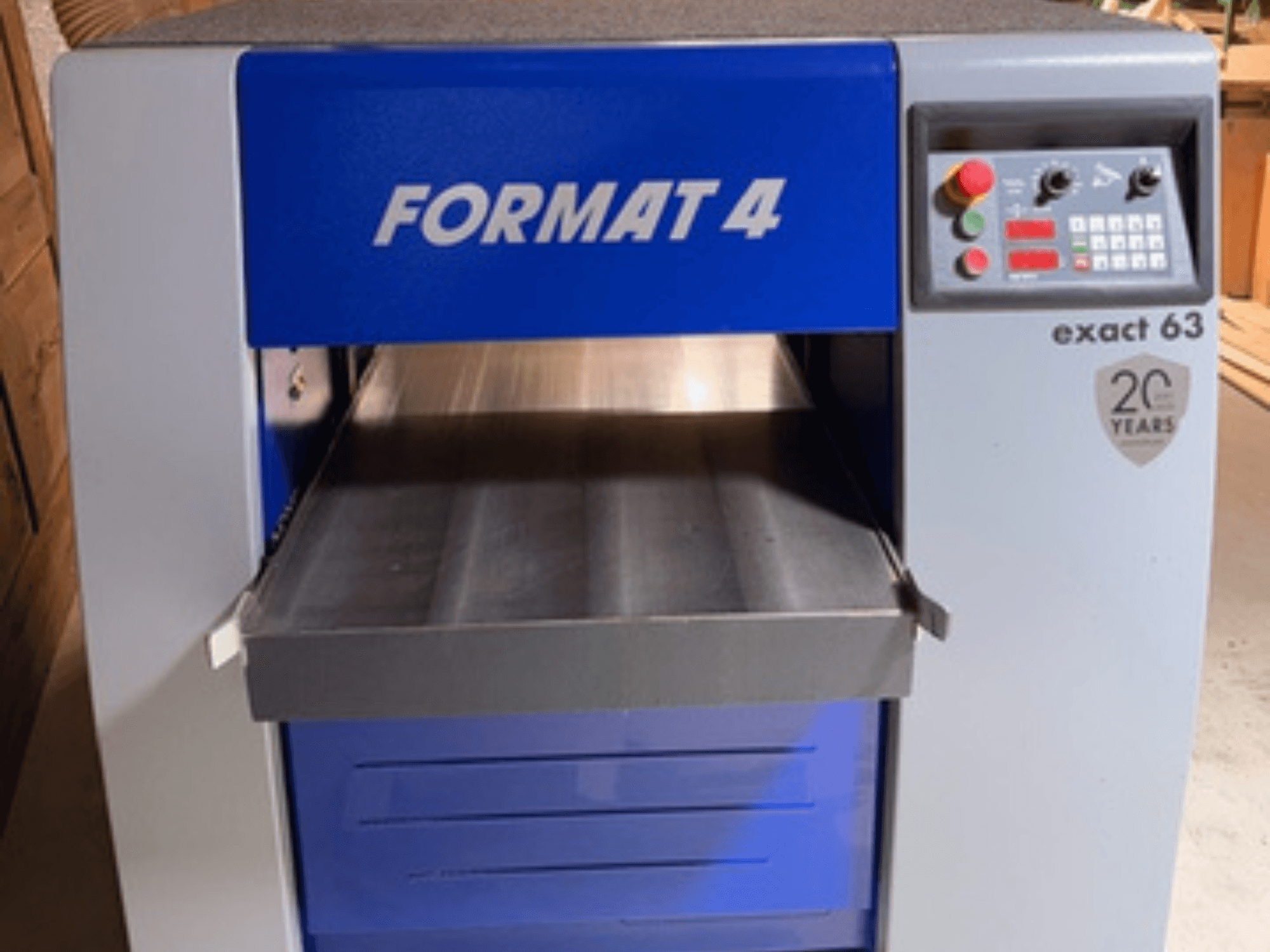 FORMAT 4 Exact 63 ahşap planya, önden görünüm, metal besleme tablası ve düğmeler ve göstergeler içeren bir kontrol paneli.