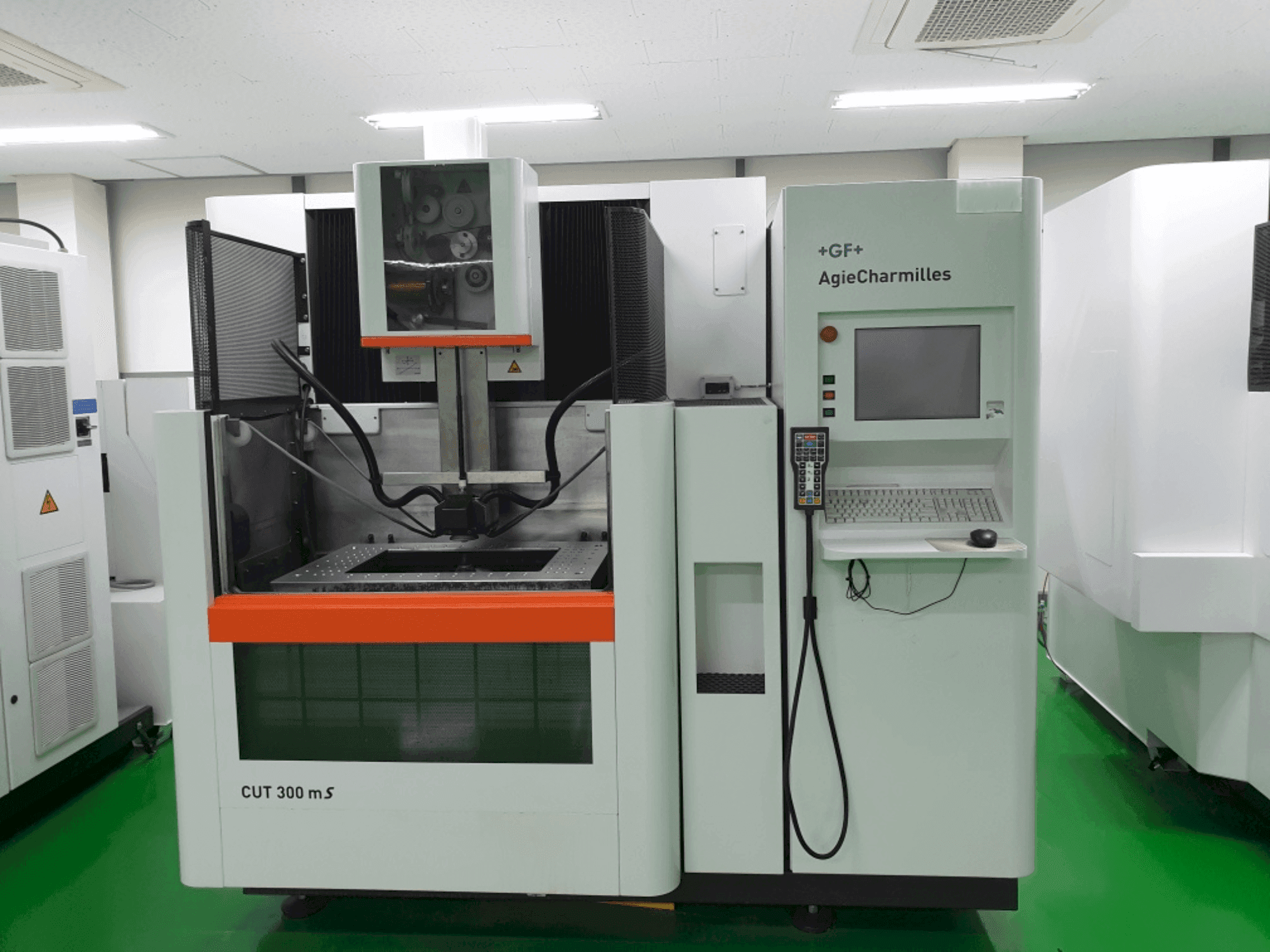 Makine AgieCharmilles CUT 300MS - Önden görünüm