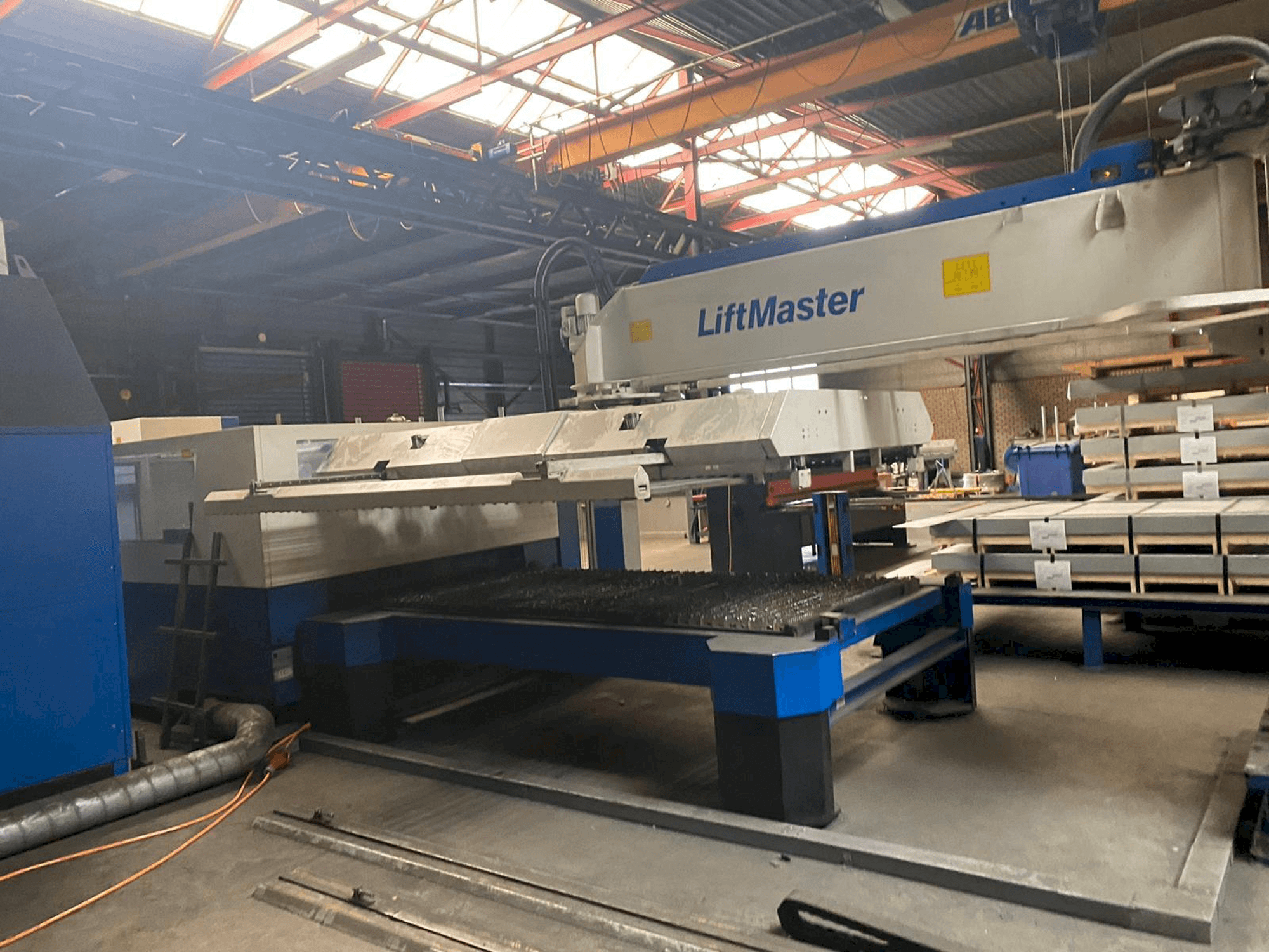 Makine Trumpf Trumatic L3050 - Önden görünüm