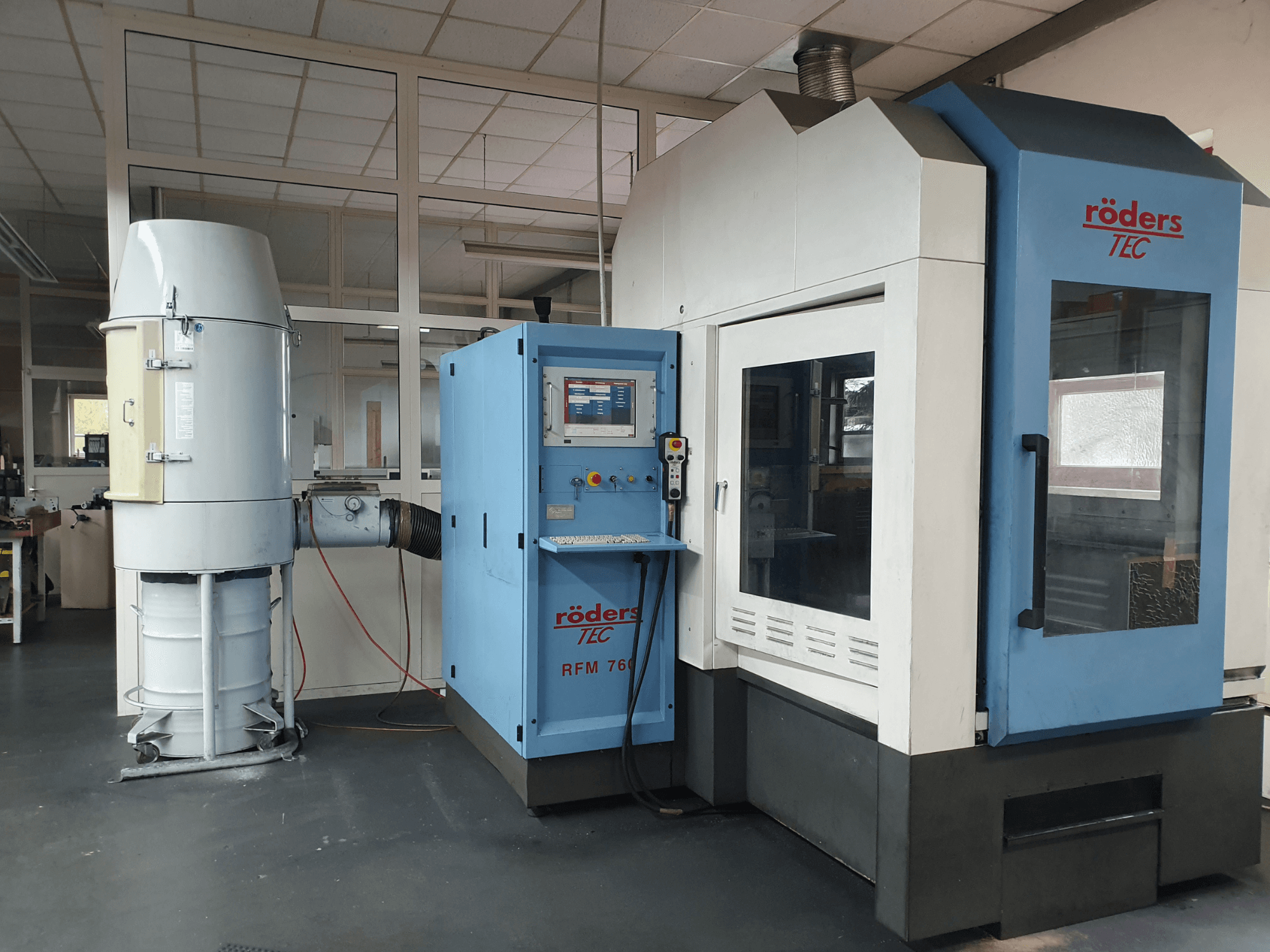 RÖDERS RFM 760/2 Üniversal İşleme Merkezi, önden görünüm; kontrol paneli ve takılı toz toplayıcı ile birlikte.
