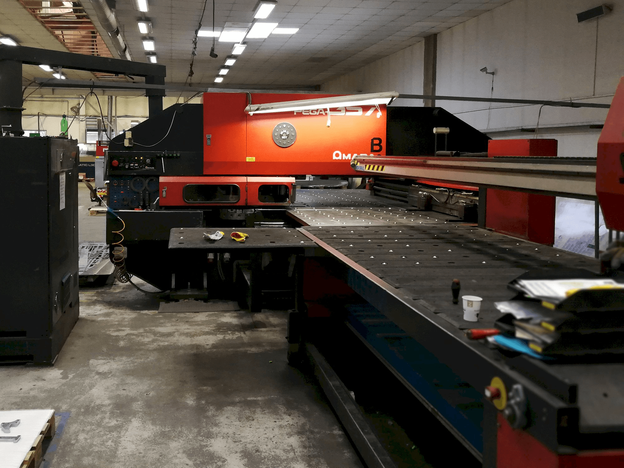 Makine AMADA - Önden görünüm PEGA 357