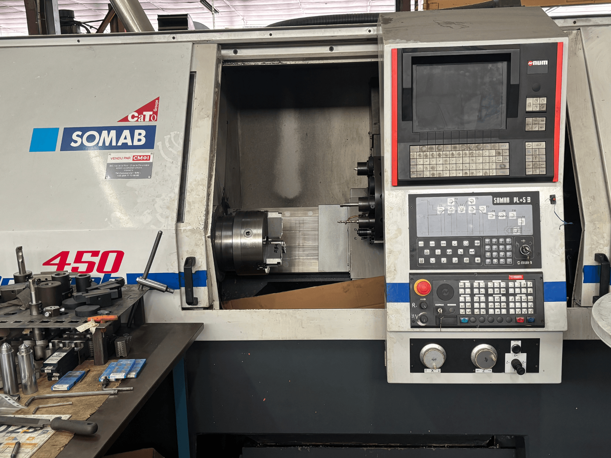 Dijital kontrol paneli ve üzerine yerleştirilmiş iş parçası ile donatılmış, beyaz renkli SOMAB OPTIMA 450 yatay torna tezgahının önden görünümü.