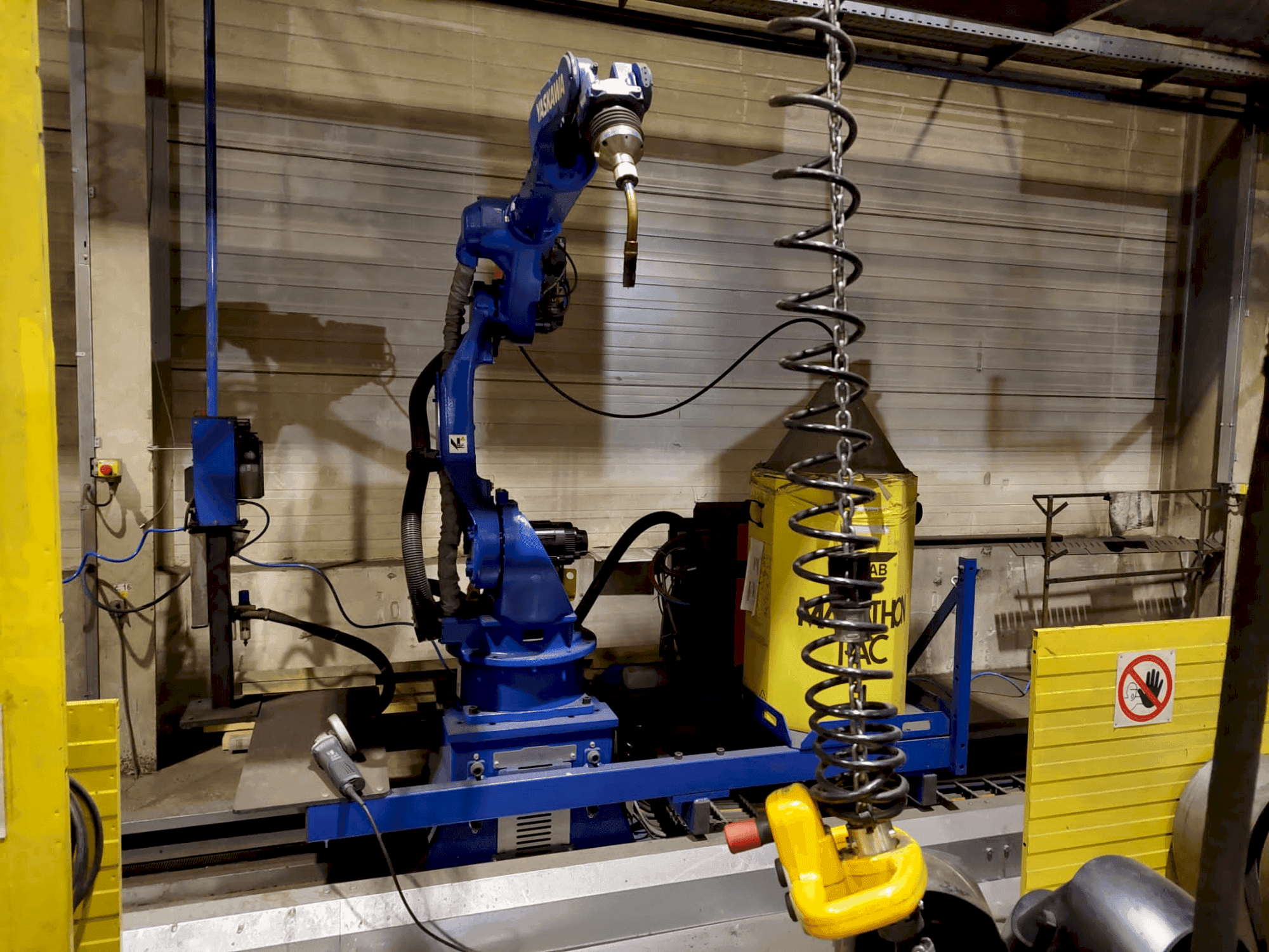 Makine Yaskawa MA2010 Welding Station - Önden görünüm