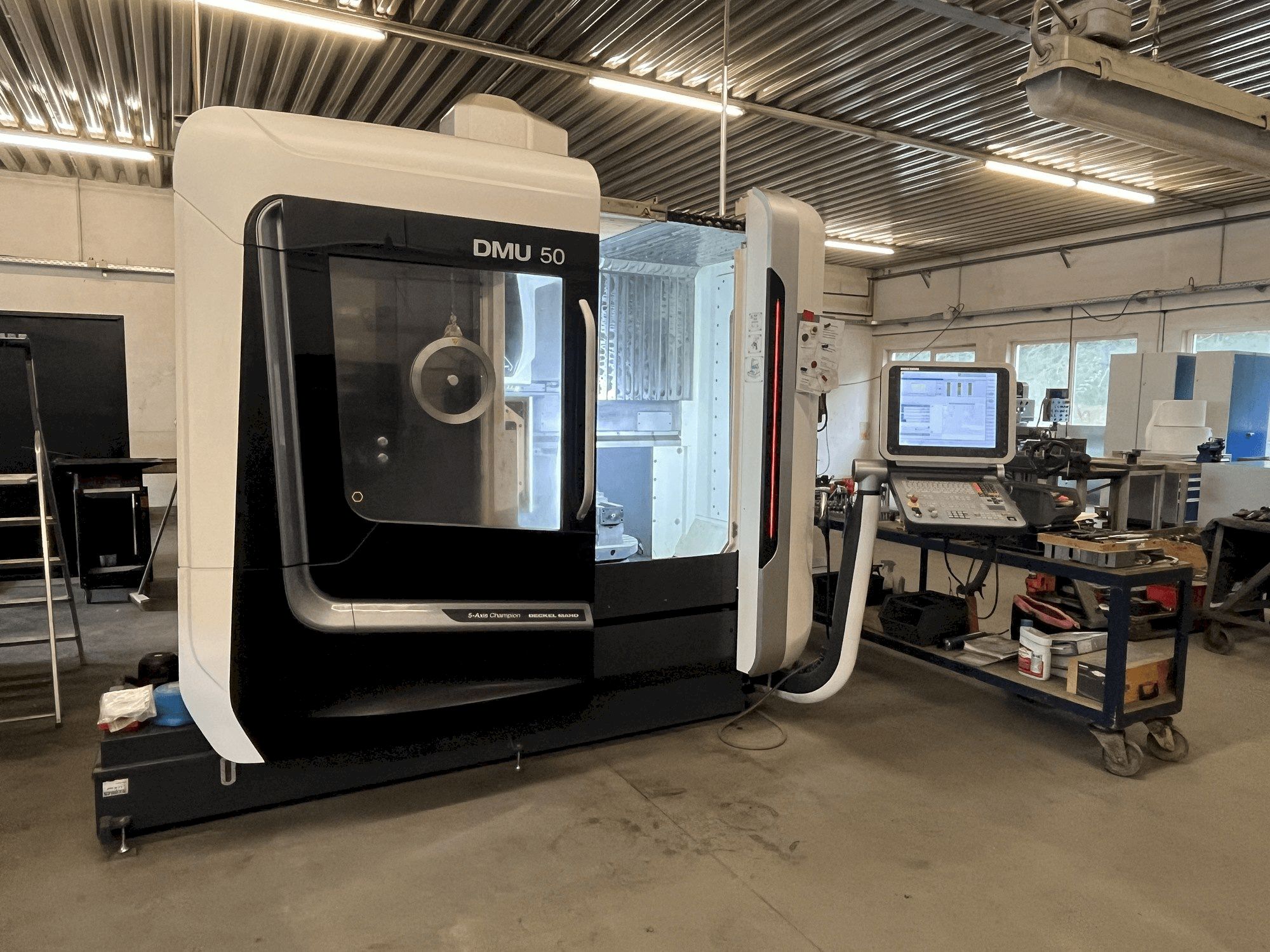 Makine DECKEL MAHO DMU 50 - Önden görünüm