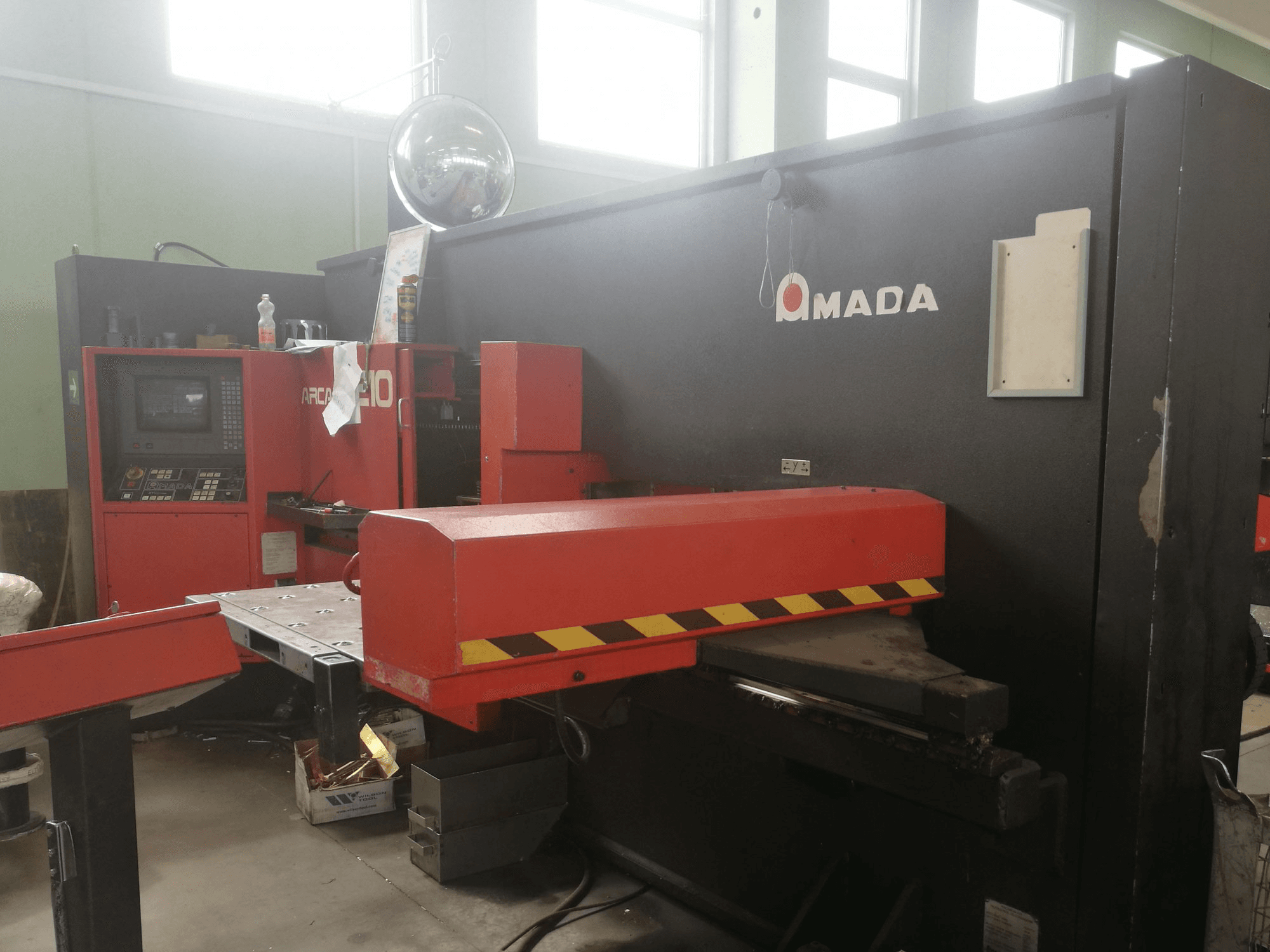 Makine AMADA ARCADE 210 - Sağdan görünüm