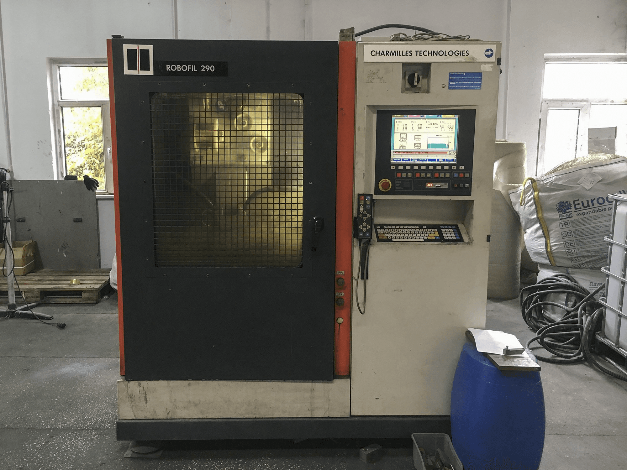 Makine CHARMILLES ROBOFIL 290 - Önden görünüm