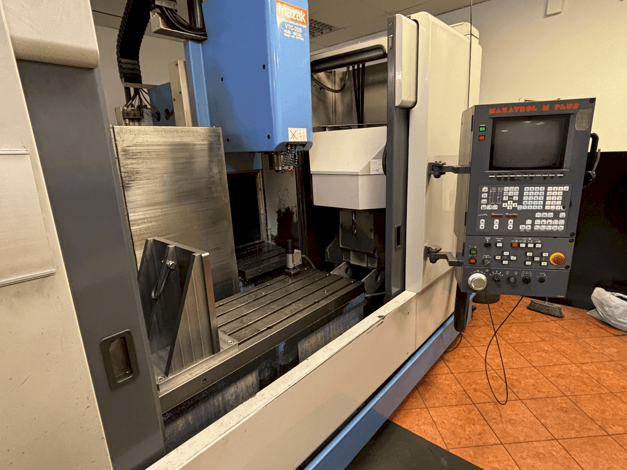 Makine Mazak VTC-20B - Önden görünüm