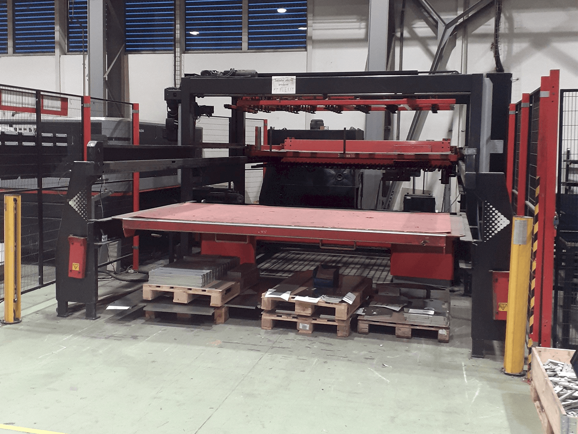 Makine AMADA FOL 3015 AJ - Önden görünüm