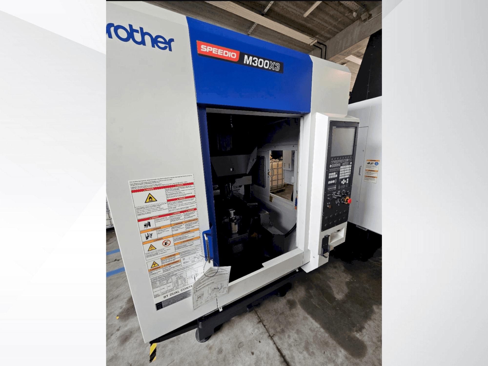 Makine Brother Speedio M 300 X3 - Önden görünüm